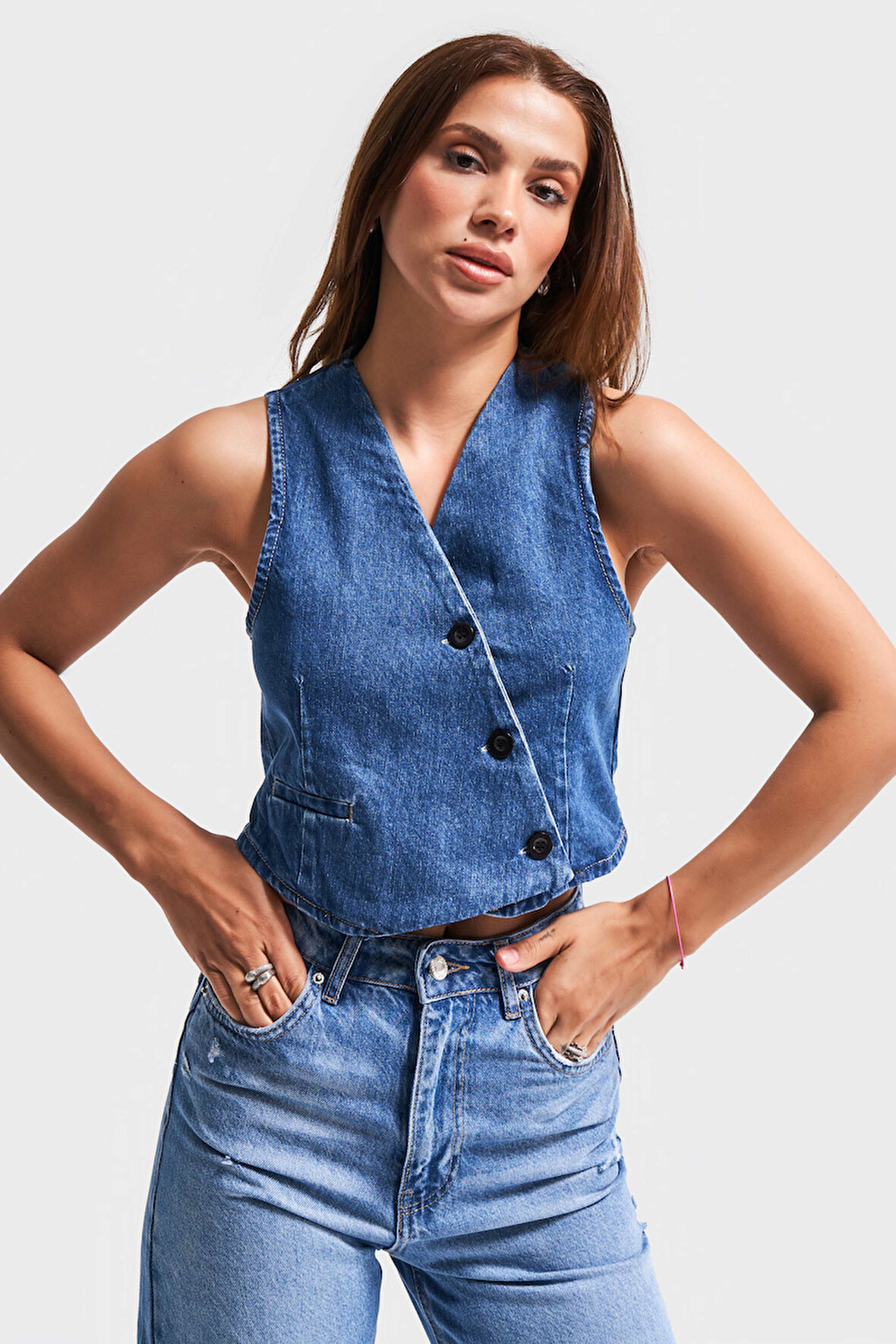 Kadın Mavi Renk 1s5-5 Asimetrik Kesim Önü Düğmeli Sıfır Kol Denim Yelek