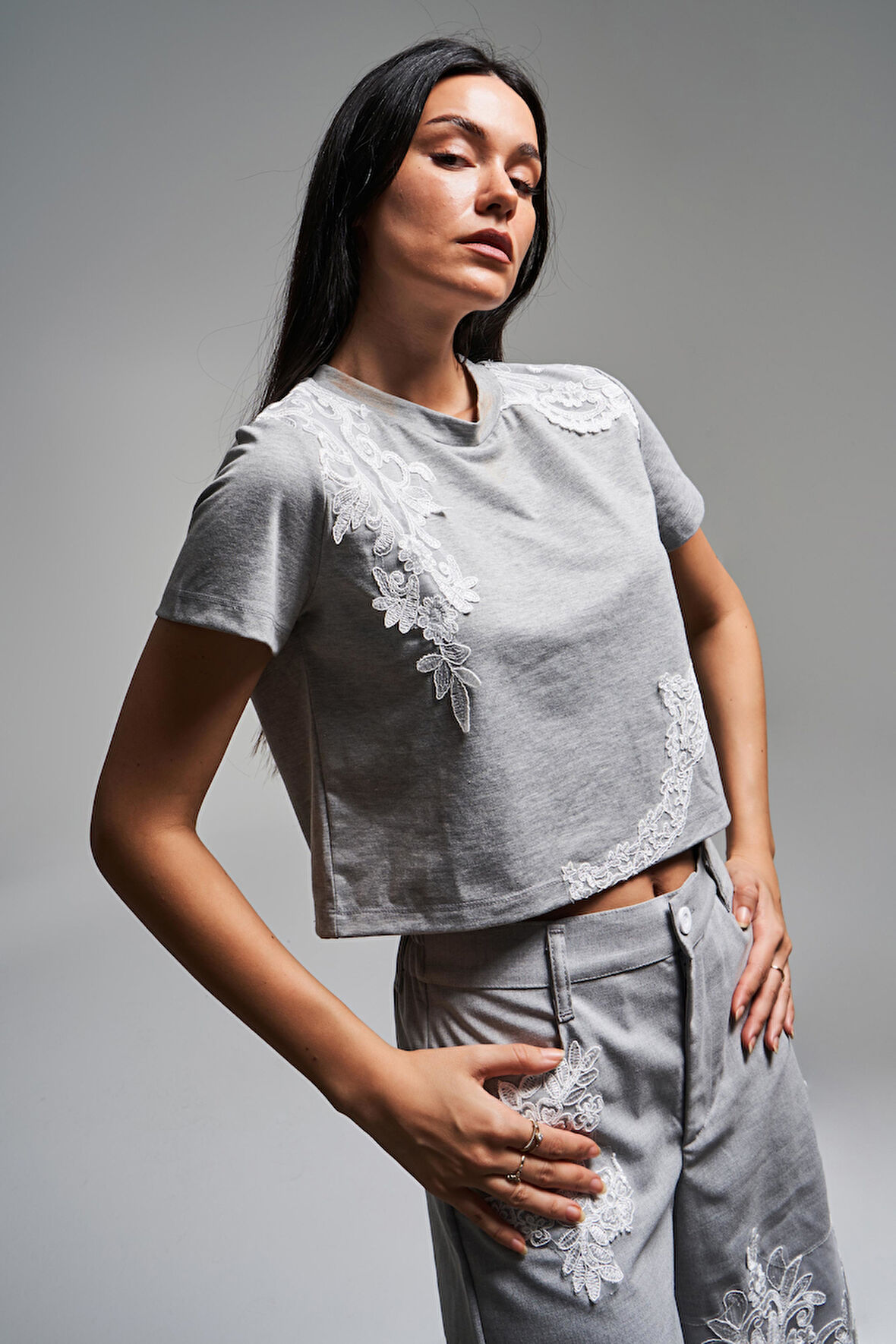 Kadın Gri Renk Beyaz Dantel Detaylı Tasarım %100 Pamuk T-Shirt