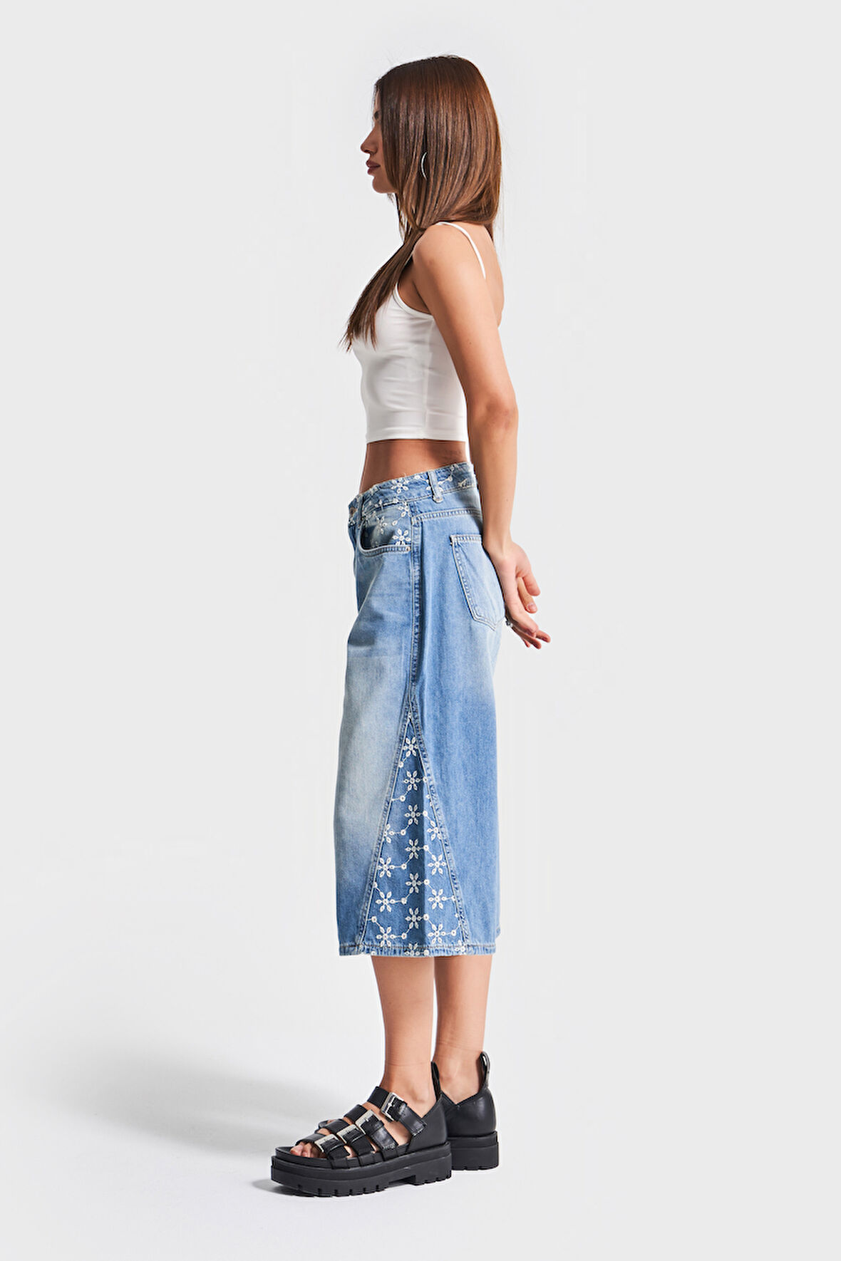 Kadın Mavi Kot Rengi 2S5-75 Çiçek Nakışlı Maxi Boy Tasarım Denim Şort