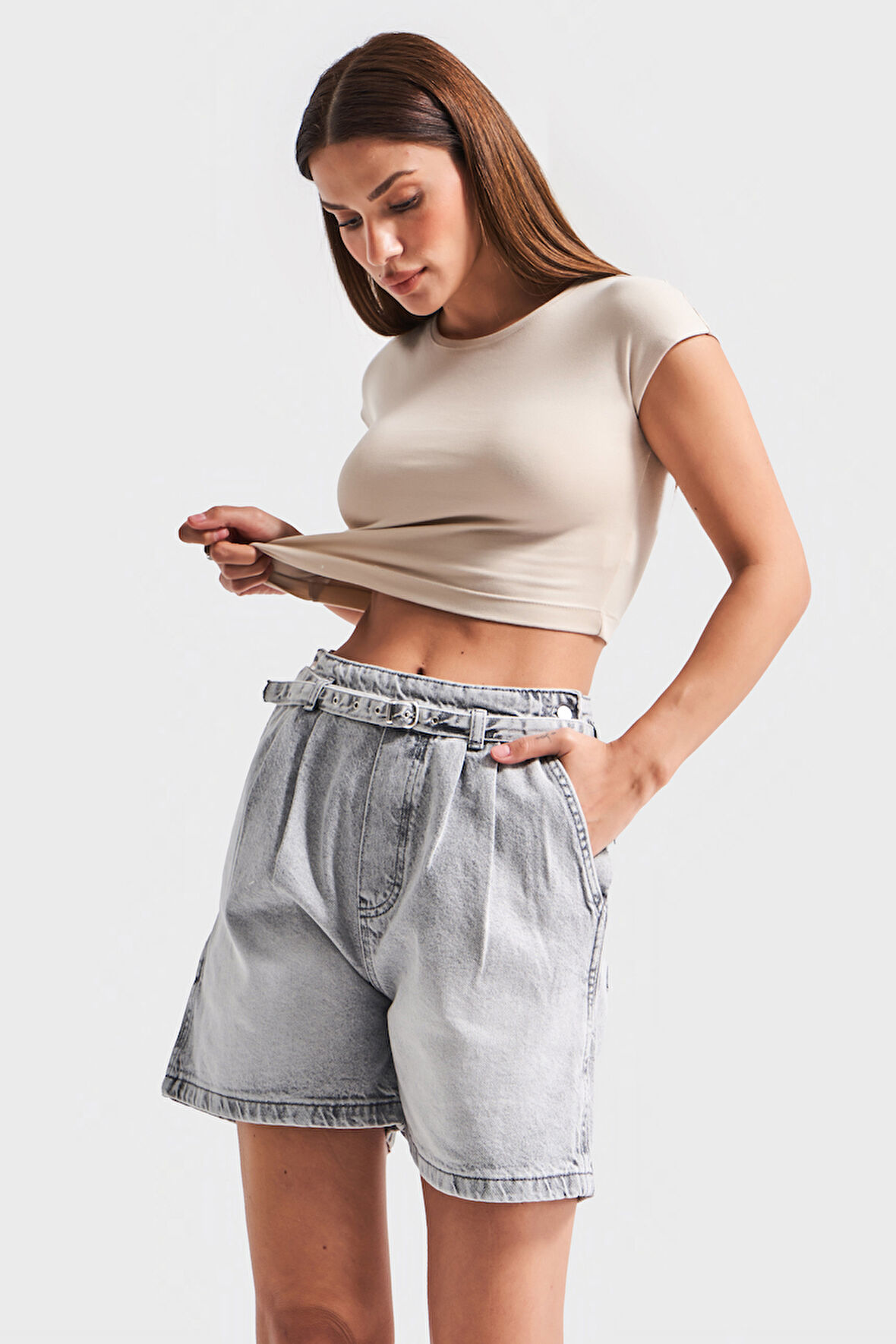 Kadın Gri Renk 4s5-12 Kemer Detaylı Midi Boy Pileli %100 Koton Denim Şort