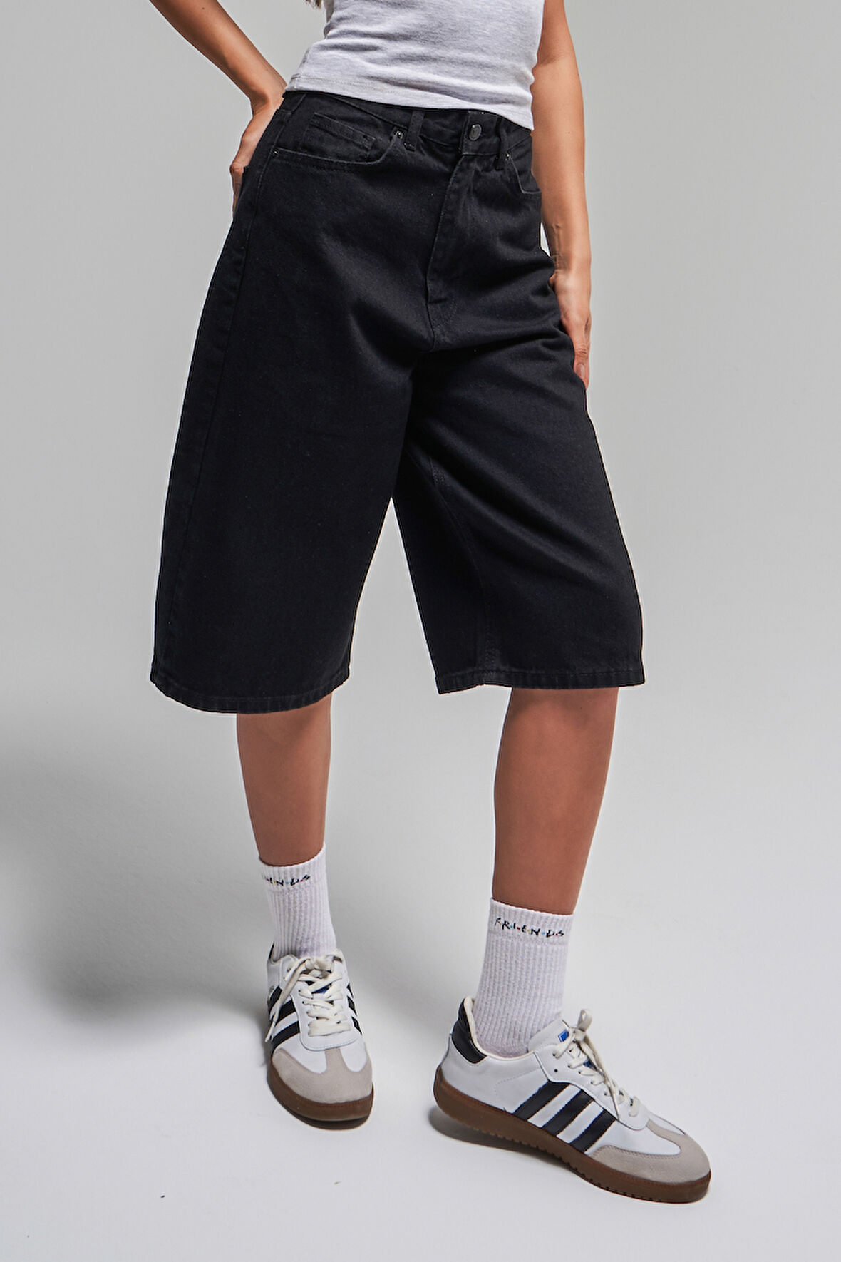 Kadın Siyah Renk 1s5-1 Maxi Boy Bol Kesim %100 Koton Denim Bermuda Şort