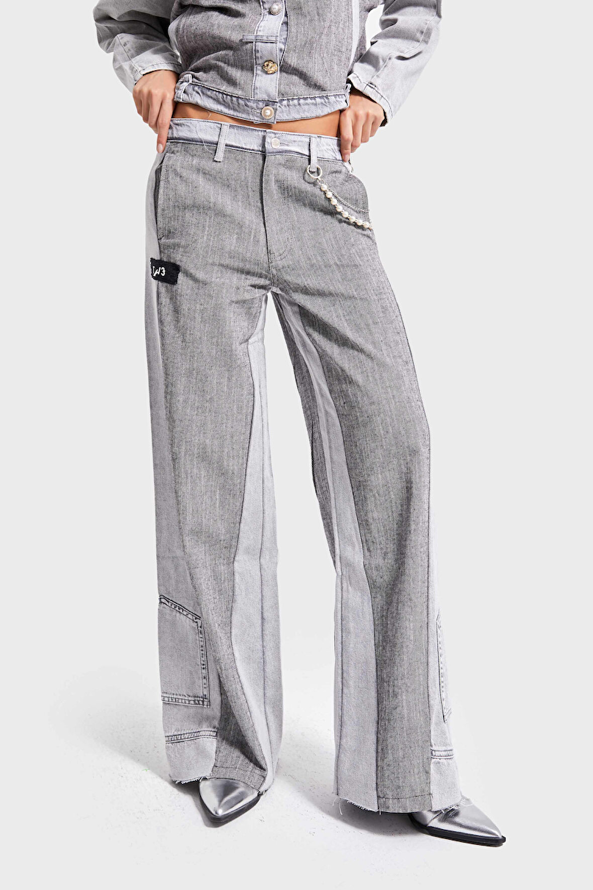 Kadın Gri Renk Kumaş ve Denim Parçalı Aksesuar Detaylı Özel Tasarım Pantolon