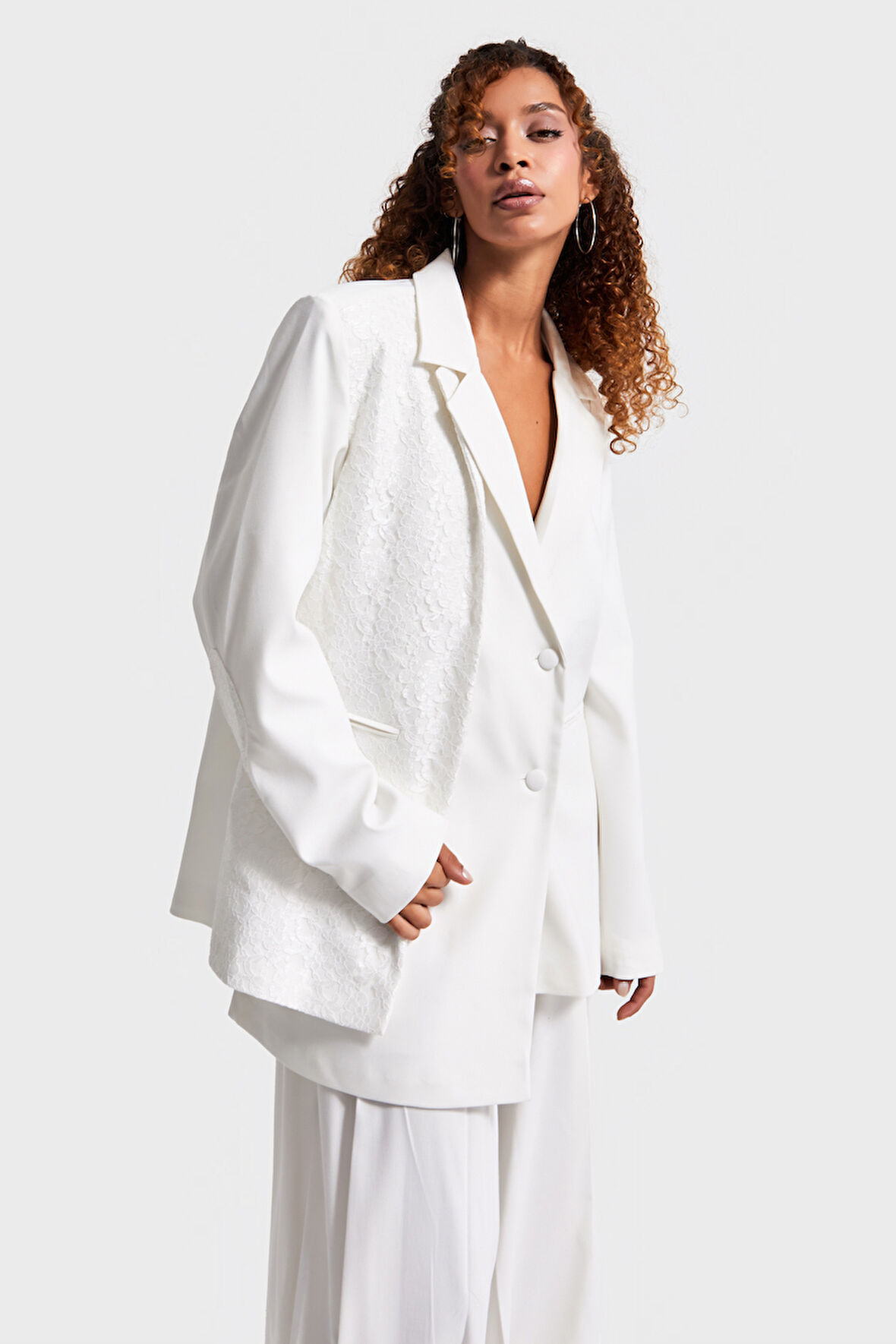 Kadın Ekru Renk Dantel Detaylı Özel Tasarım Oversize Kruvaze Kumaş Ceket