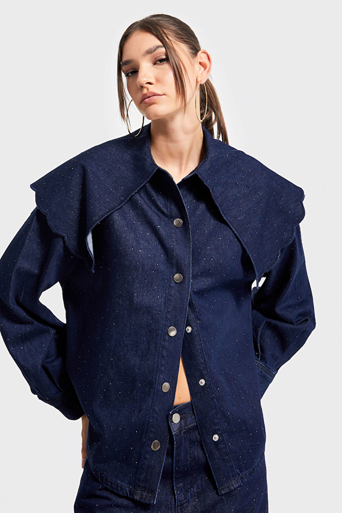 Kadın Laci İndigo Renk 7w5-50 Bol Kesim Yaka Detaylı Parlak Taşlı Özel Tasarım Denim Gömlek