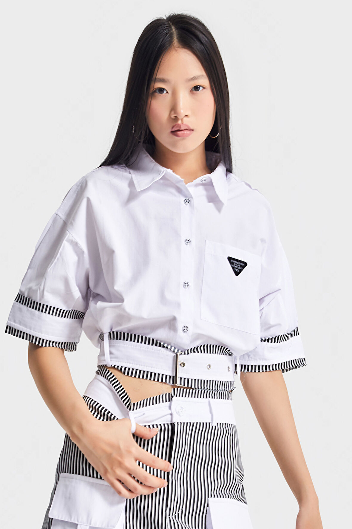 Kadın Beyaz Renk Oversize Kemer Detaylı Önü Düğmeli Crop Top Kumaş Gömlek