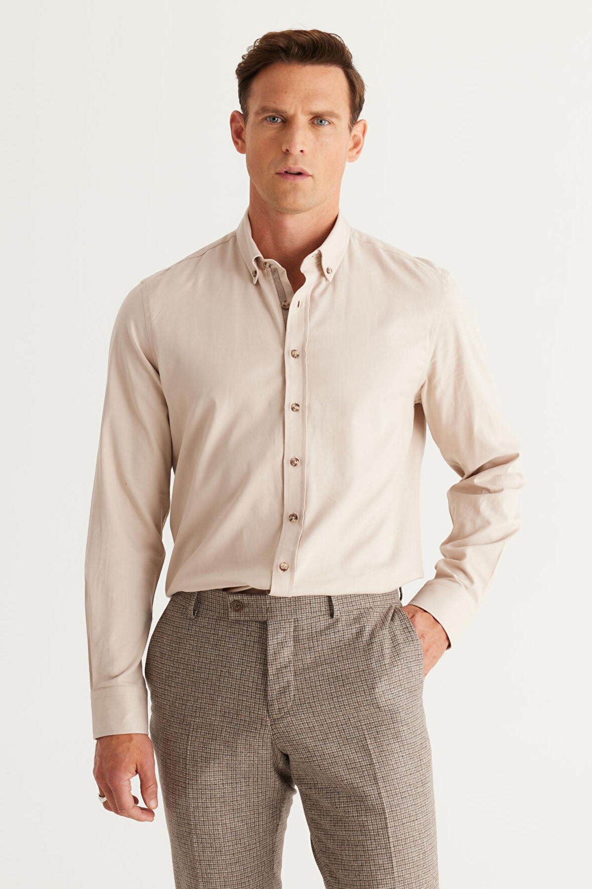 Erkek Bej Slim Fit Dar Kesim Düğmeli Yaka Pamuklu Gabardin Gömlek
