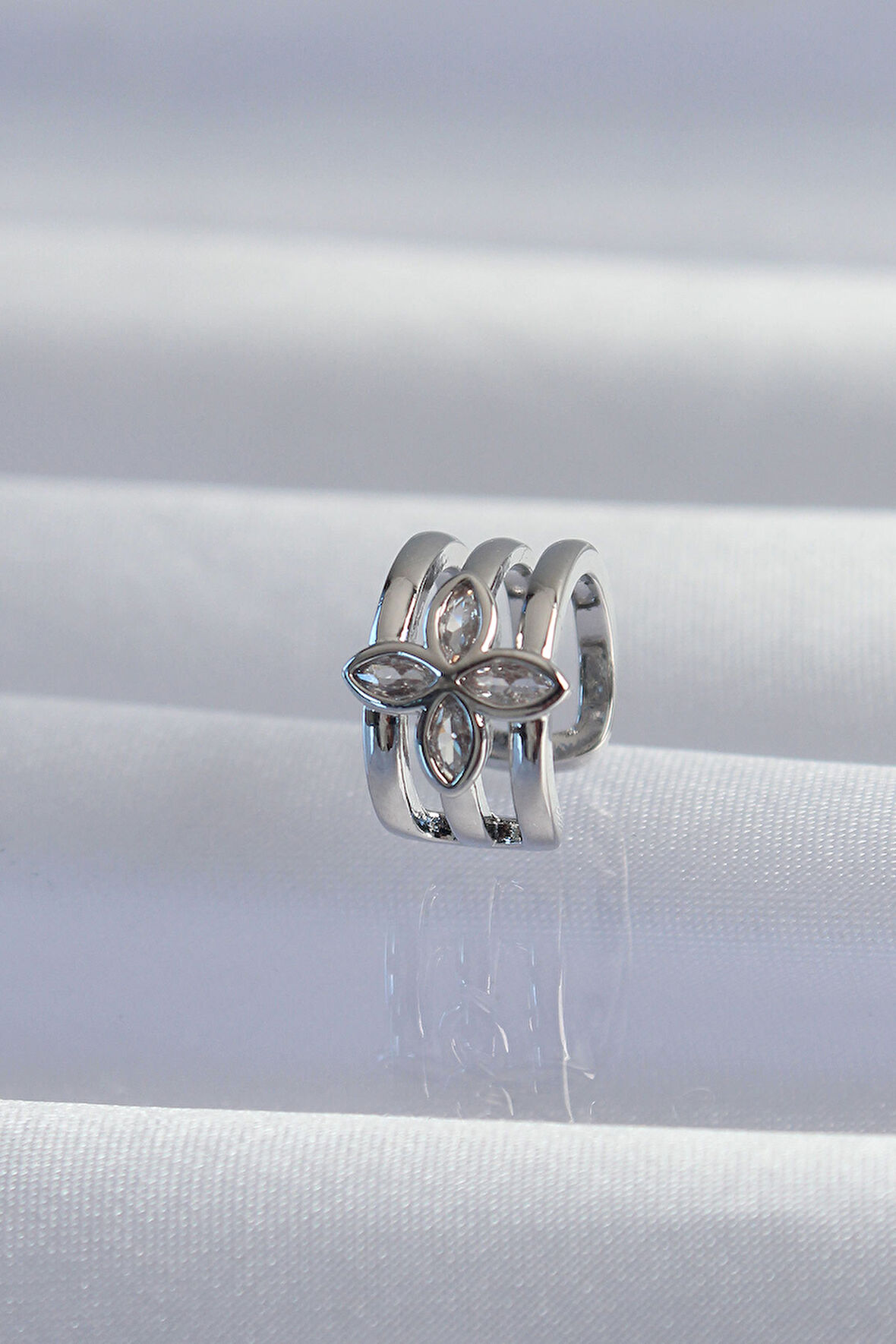 Pirinç Gümüş Renk Yonca Earcuff Küpe - Lisinya
