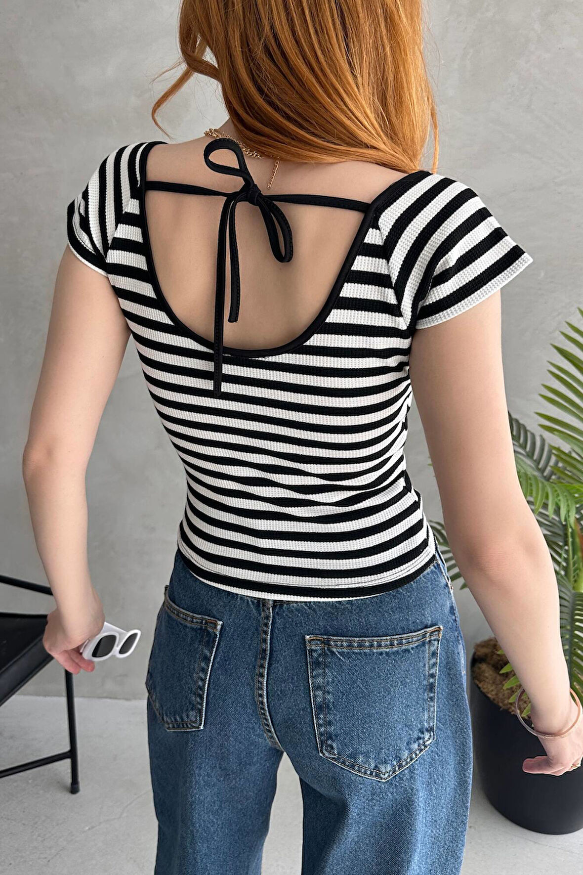 Kalp Yaka Sırtı Bağcık Detaylı Crop Bluz - SİYAH BEYAZ - M