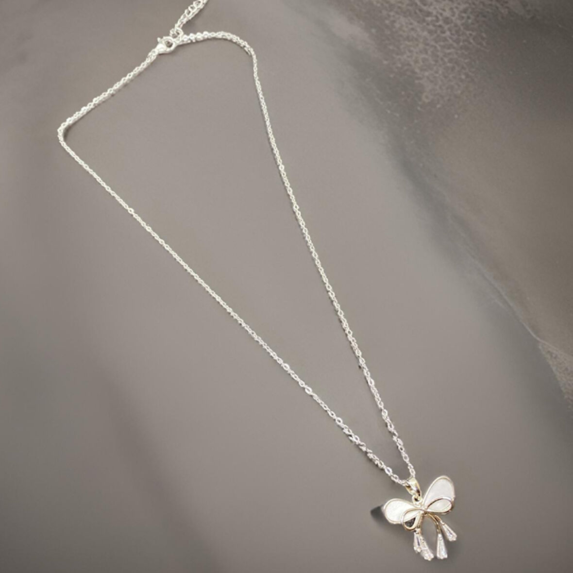 Şıklığı ve Zarifliği Bir Arada Fiyonk Model Gümüş Renk 316L Antialerjik Şık Çelik Kadın Kolye