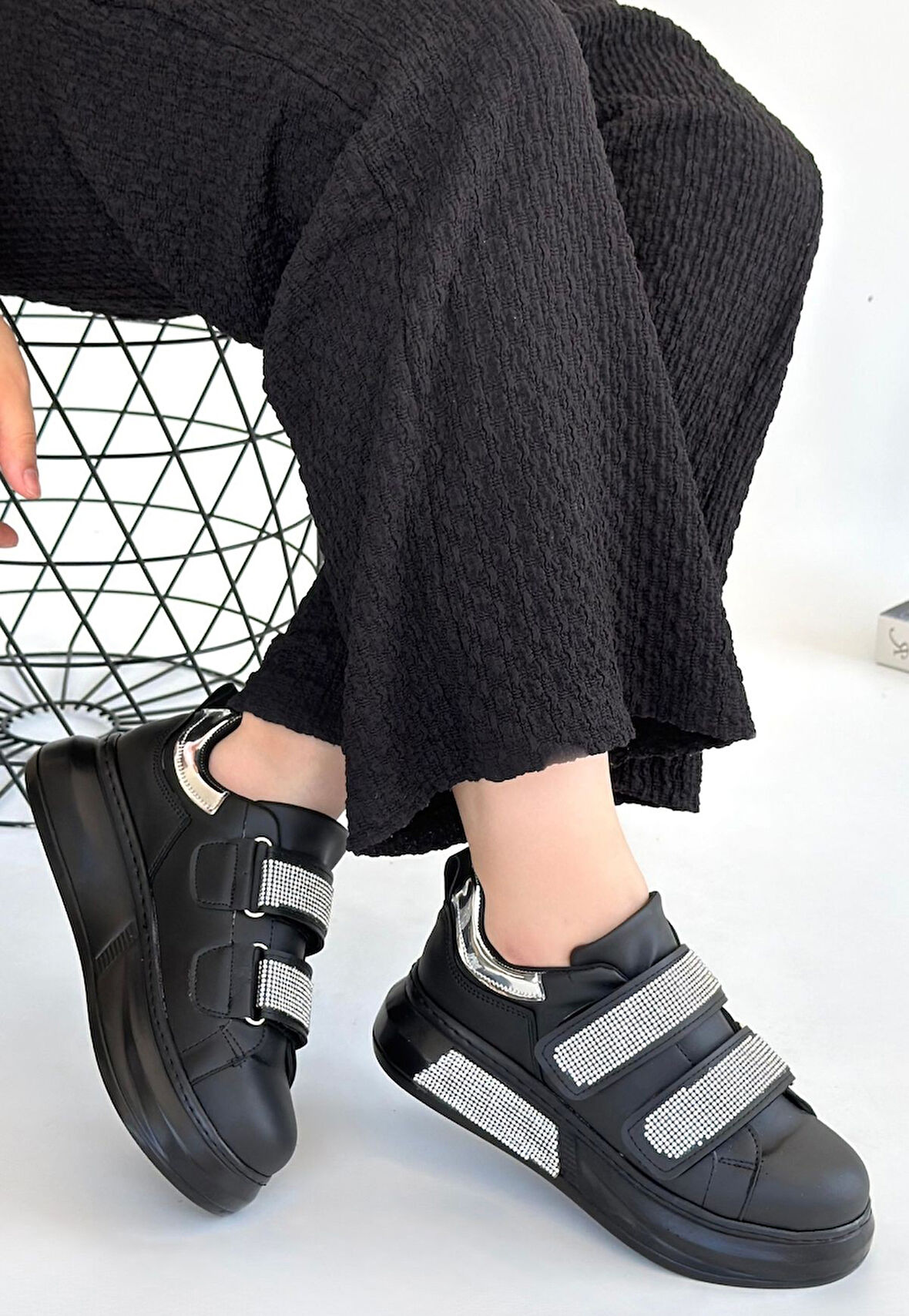 Nino Siyah Cilt Cırt Cırtlı Spor Ayakkabı