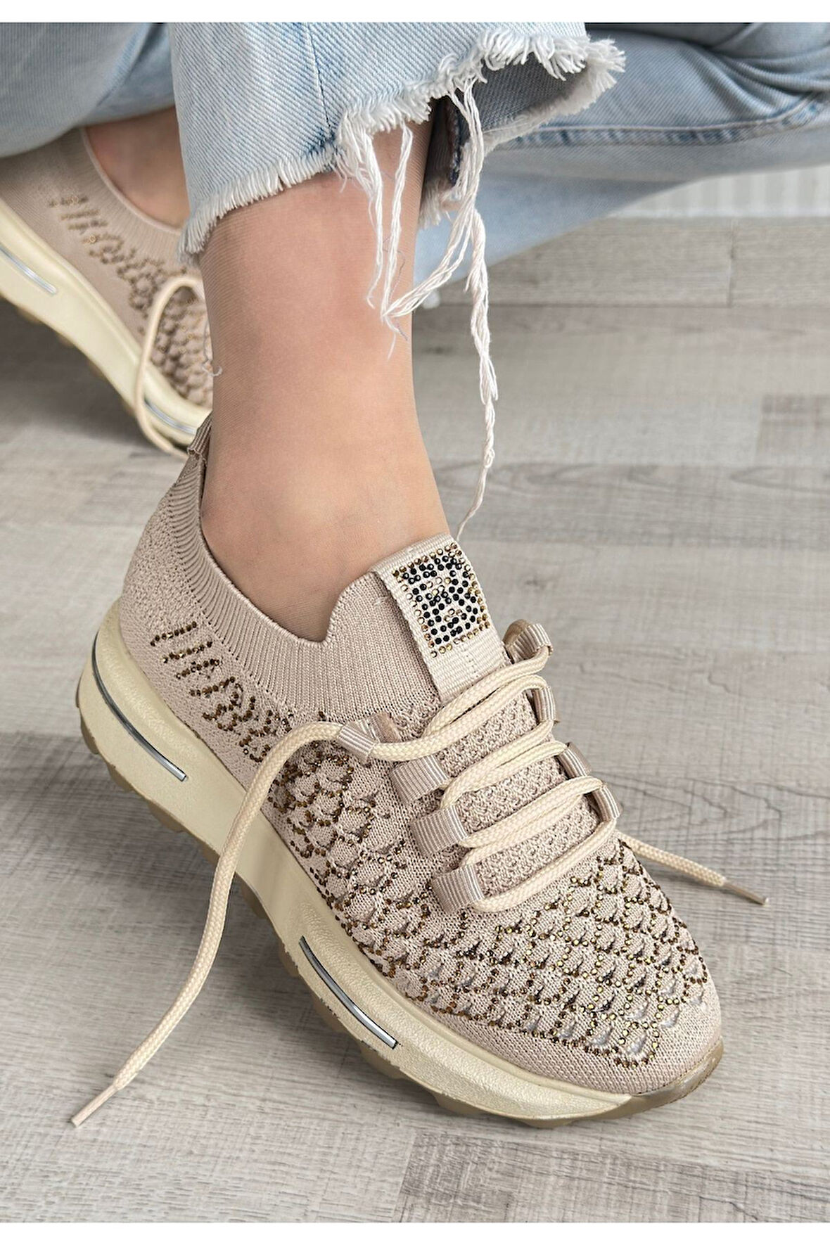 Cilla Bej Triko Boncuk İşlemeli Spor Ayakkabı