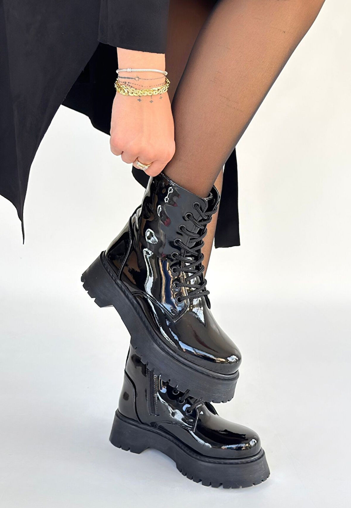 Jonni Siyah Rugan Bağcıklı Bot