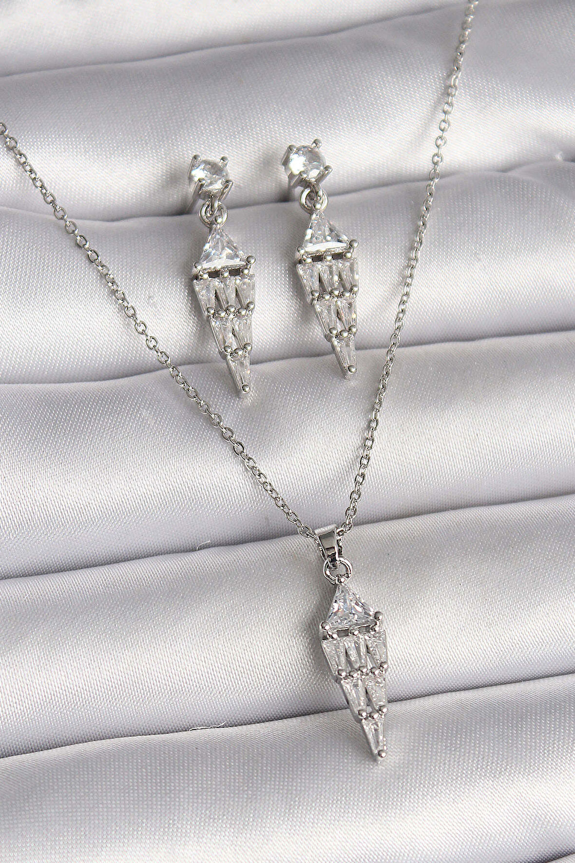 316L Çelik Gümüş Renk Zincir Sallantı Zirkon Taş Model Kadın Kolye Küpe Seti