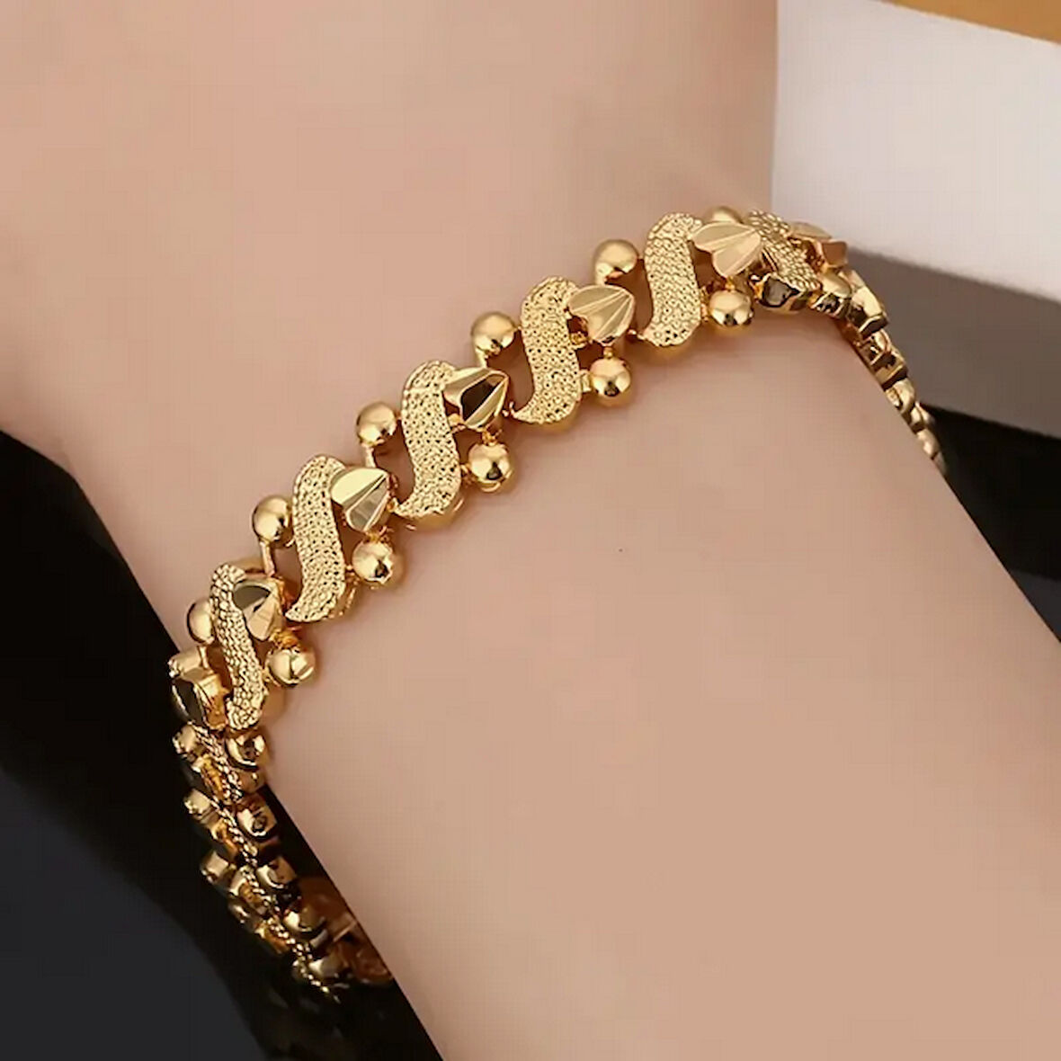 Gold Renk Otantik Motif Model Özel Günler Zarif Tasarım Yüksek Kaliteli Parlak Bileklik