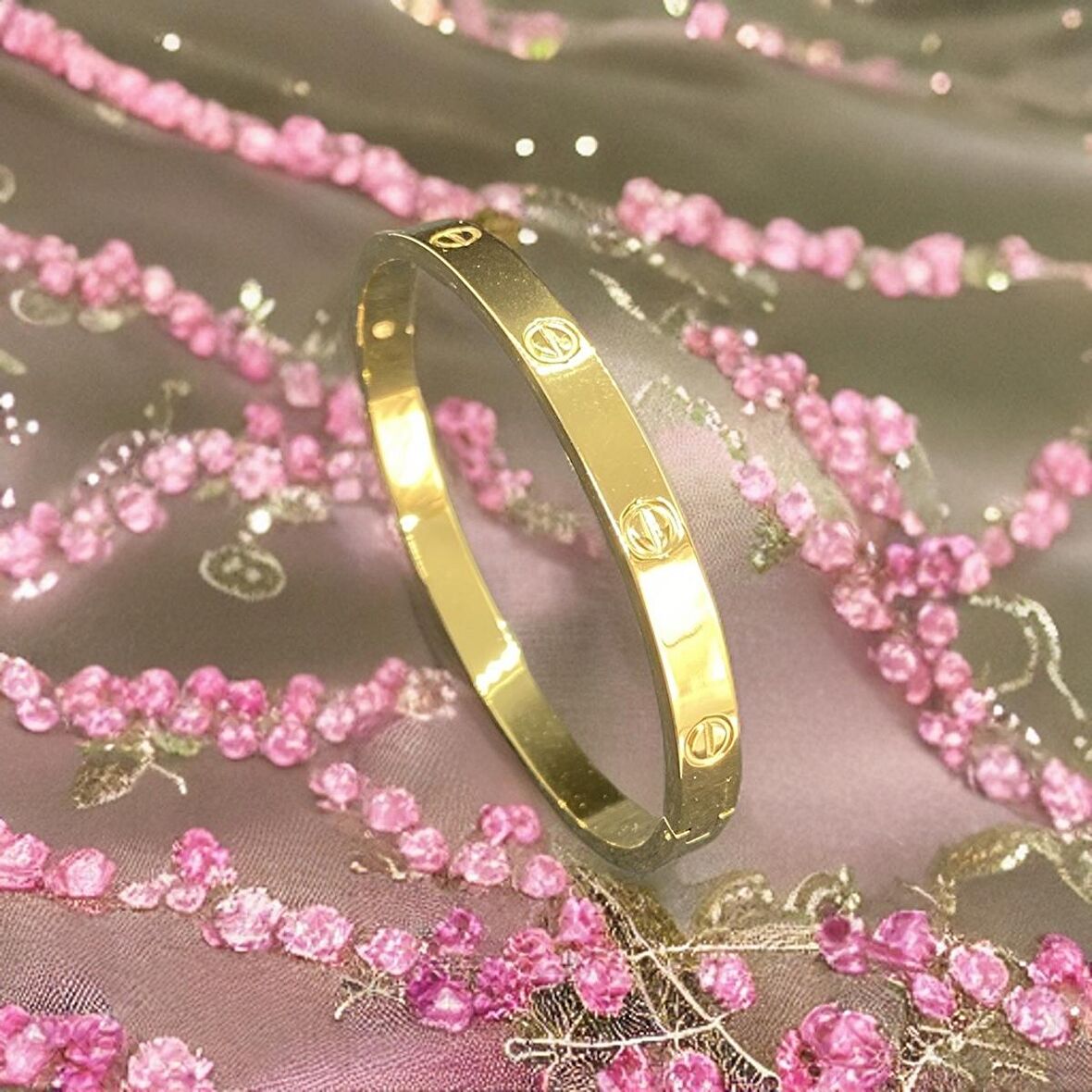 Vida Desenli Cartier Model Gold Renk Şık Çelik Kelepçe Bileklik