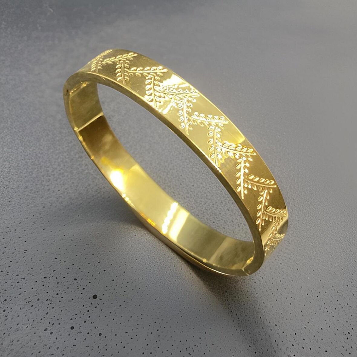 Yaprak Desen Bilezik Model Gold Renk 316L Antialerjik Kadın Çelik Bileklik Zarif ve Şık Tasarım
