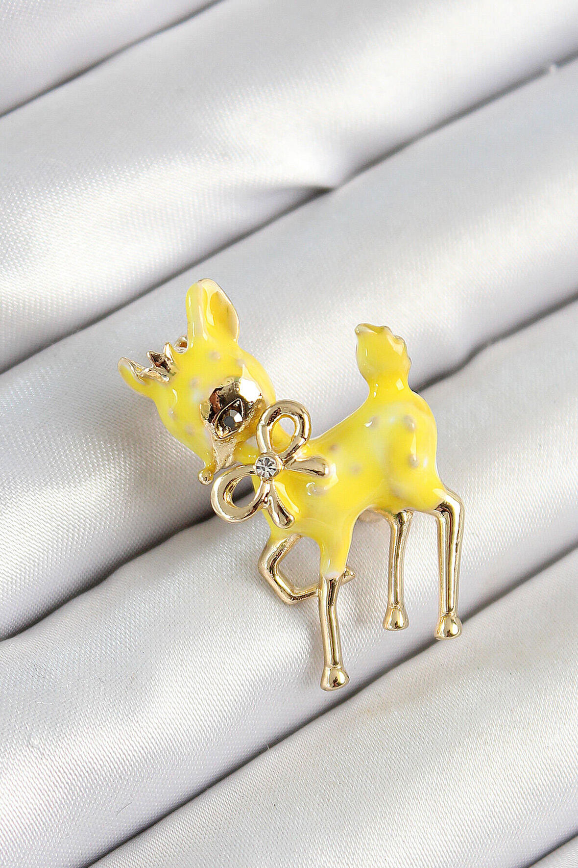 Zirkon Taşlı Fiyonk Detaylı 3D Sarı Ceylan Figürlü Gold Renk Kadın Broş