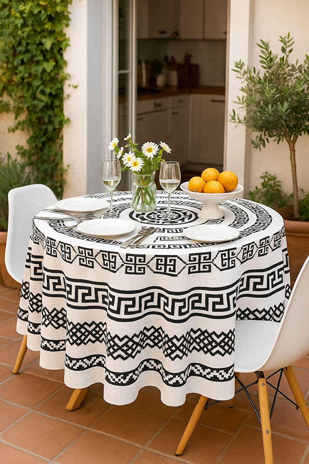Yuvarlak Geometrik Siyah Desenli Duck Kumaş Masa Örtüsü 150x150 Cm