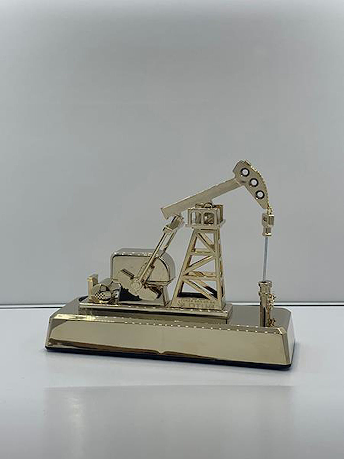 MASA ÜSTÜ PLAKET PETROL POMPASI HAREKETLİ ALTIN KAPLAMA ABS 26X22X9CM 2 ADET KALEM PİLLE ÇALIŞIR MAKET
