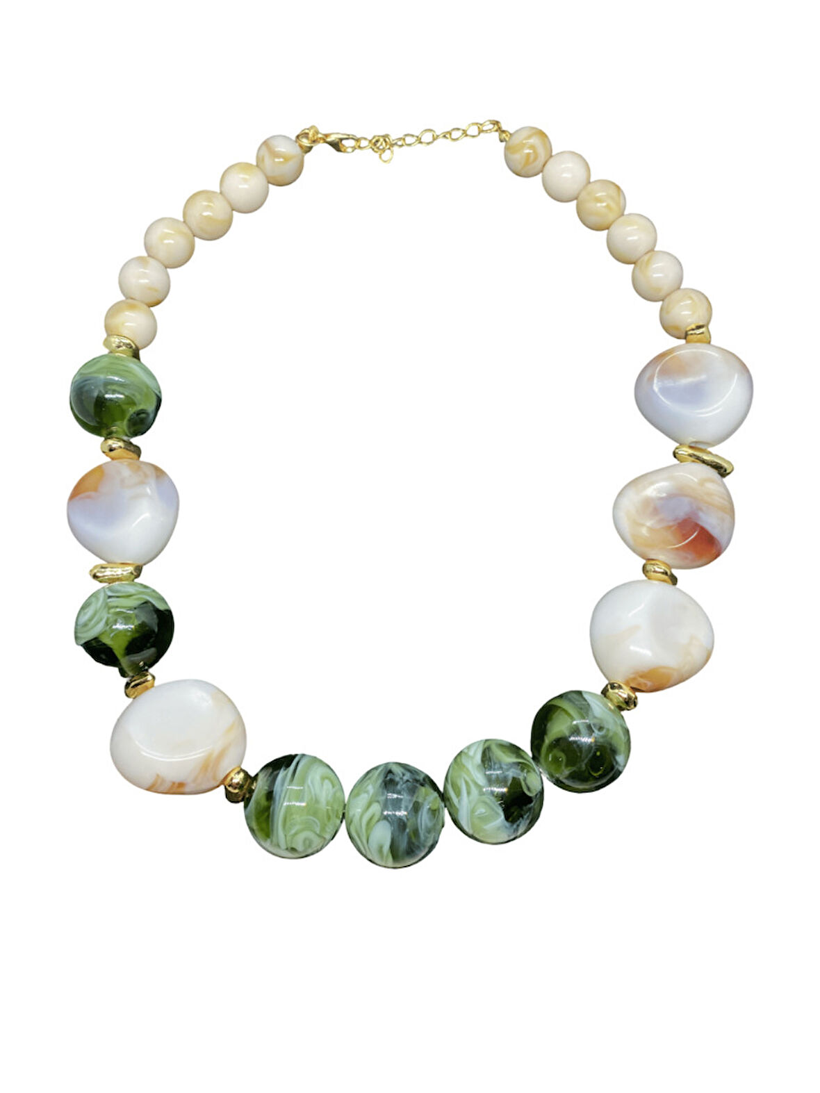 🟢 Botanik Harmoni: Yeşil, Beyaz ve Altın Renklerde Akrilik Kolye — Doğanın Elegan Yansıması