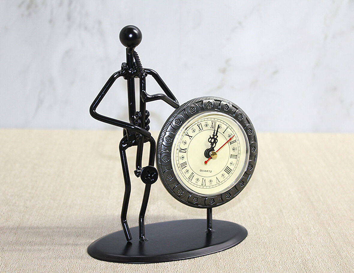 Metal Saatli Saksafon Çalan Müzisyen 