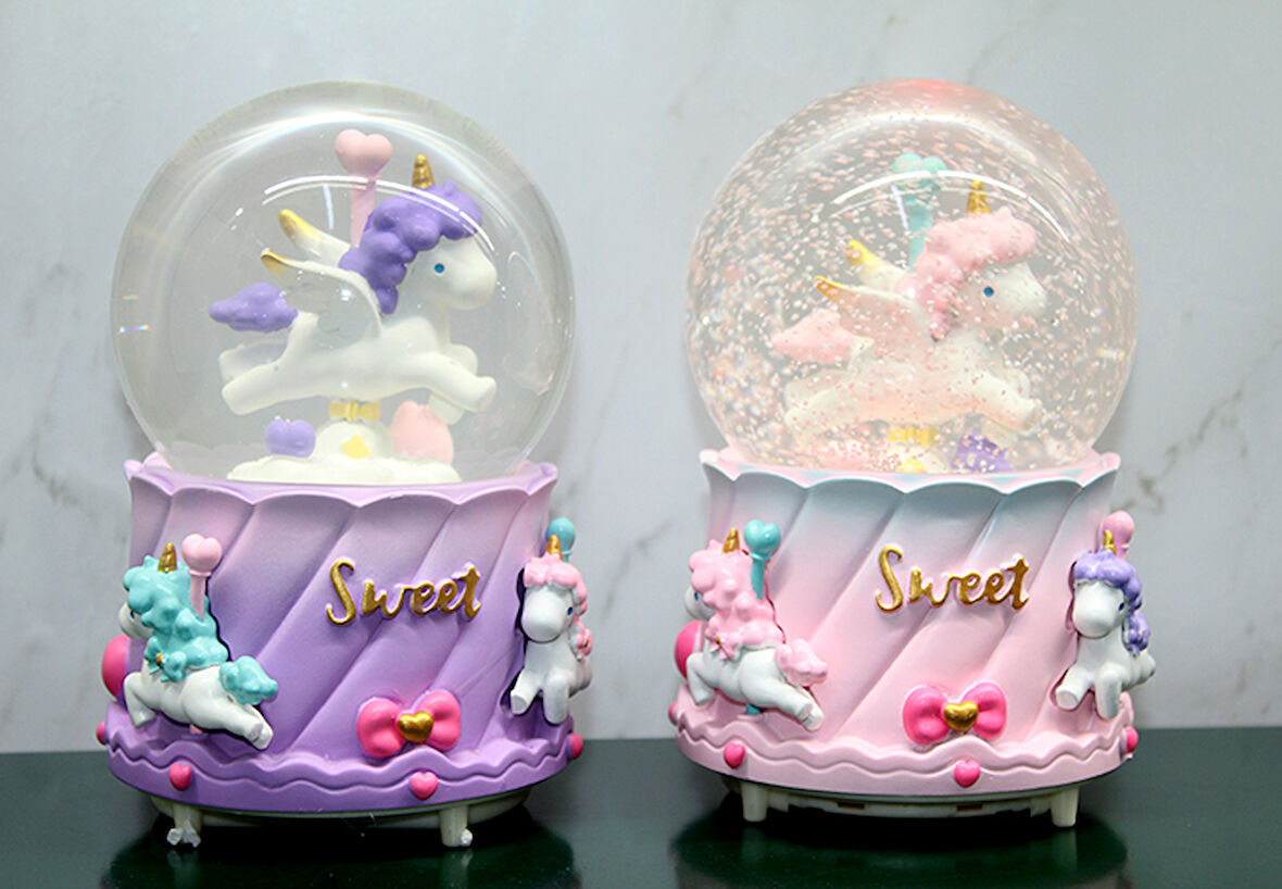 Unicorn İçi Dönmeli Püskürtmeli Işıklı Müzikli Kar Küresi Büyük Boy 