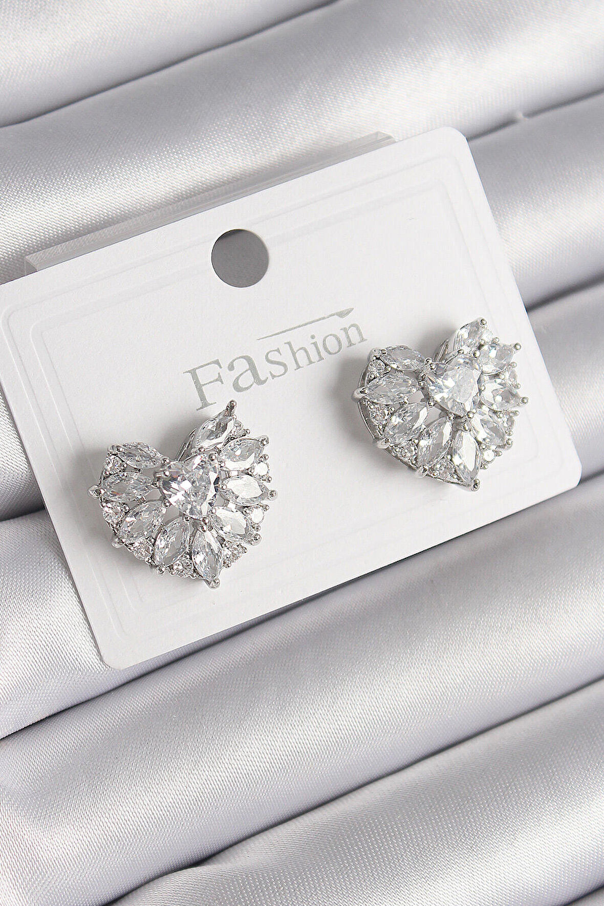 Pirinç Gümüş Renk Zirkon Taşlı Kalp Model Kadın Küpe