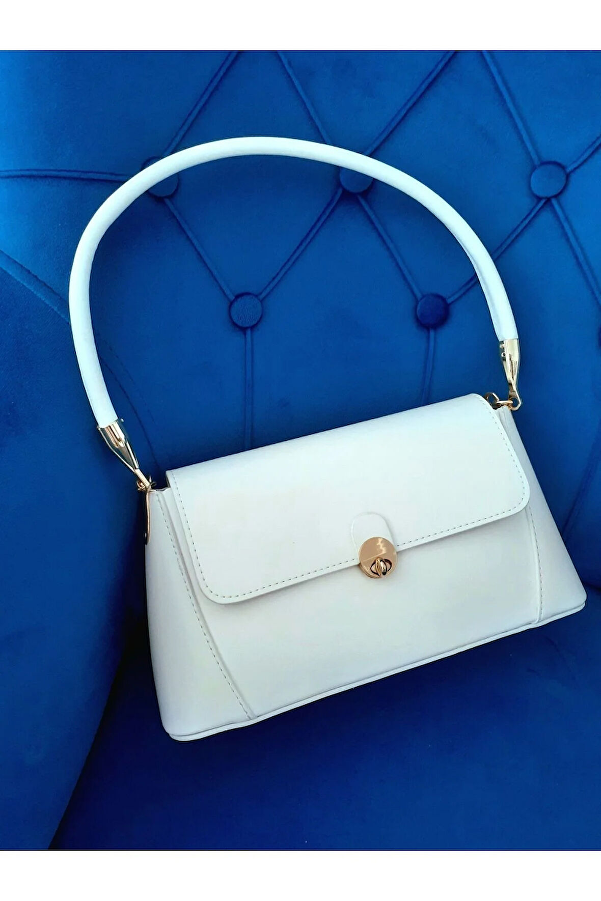 Kapaklı Model  Gold Renk Kilit Kapamalı Kadın Omuz Çantası