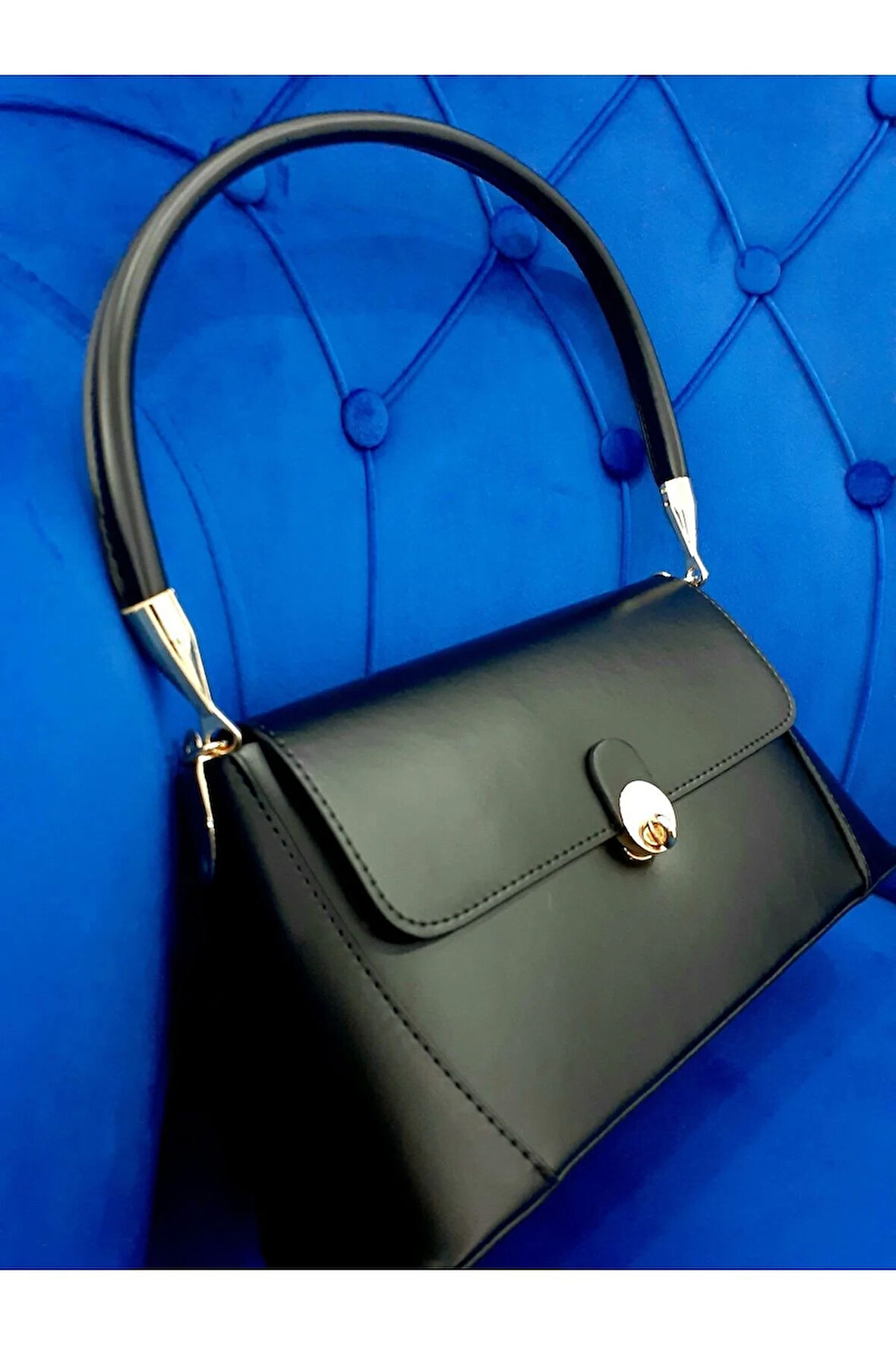 Kapaklı Model  Gold Renk Kilit Kapamalı Kadın Omuz Çantası