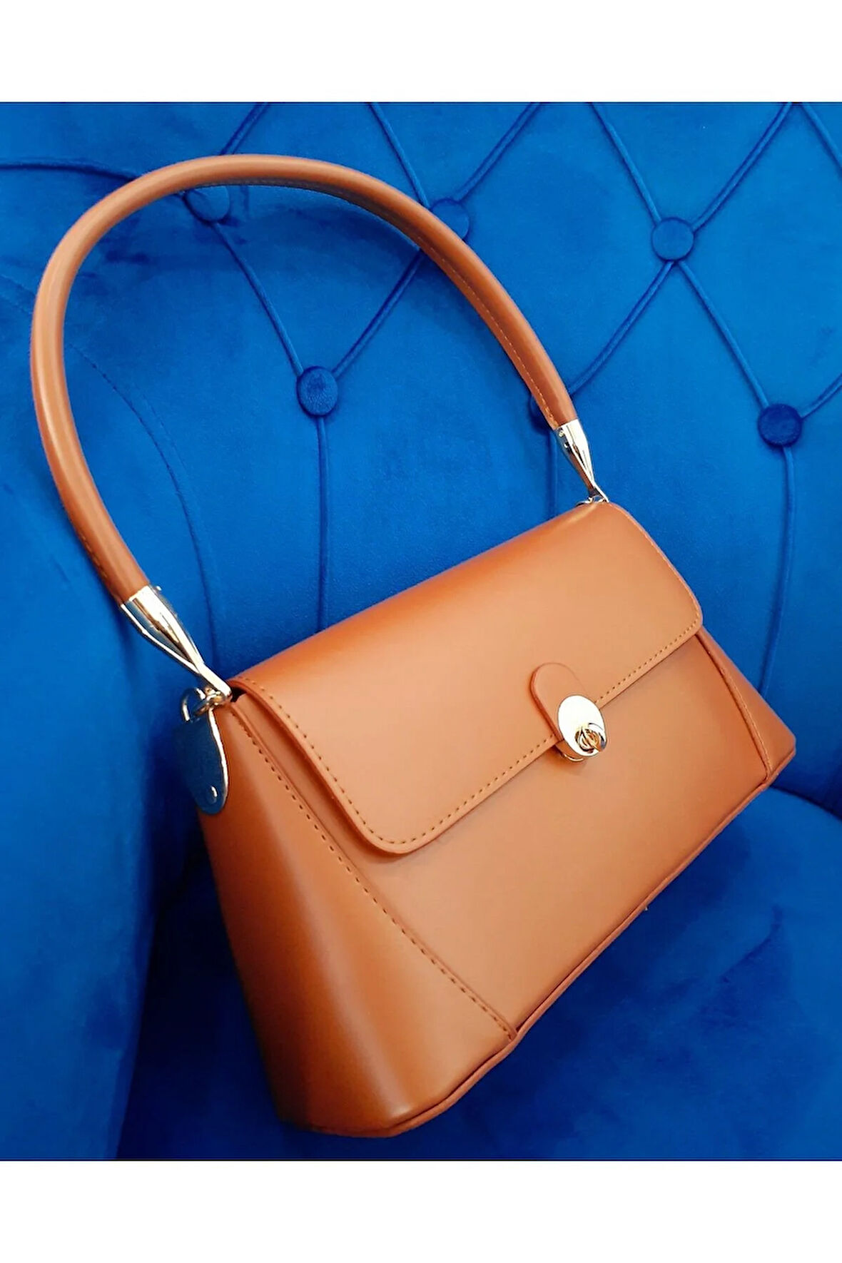 Kapaklı Model  Gold Renk Kilit Kapamalı Kadın Omuz Çantası