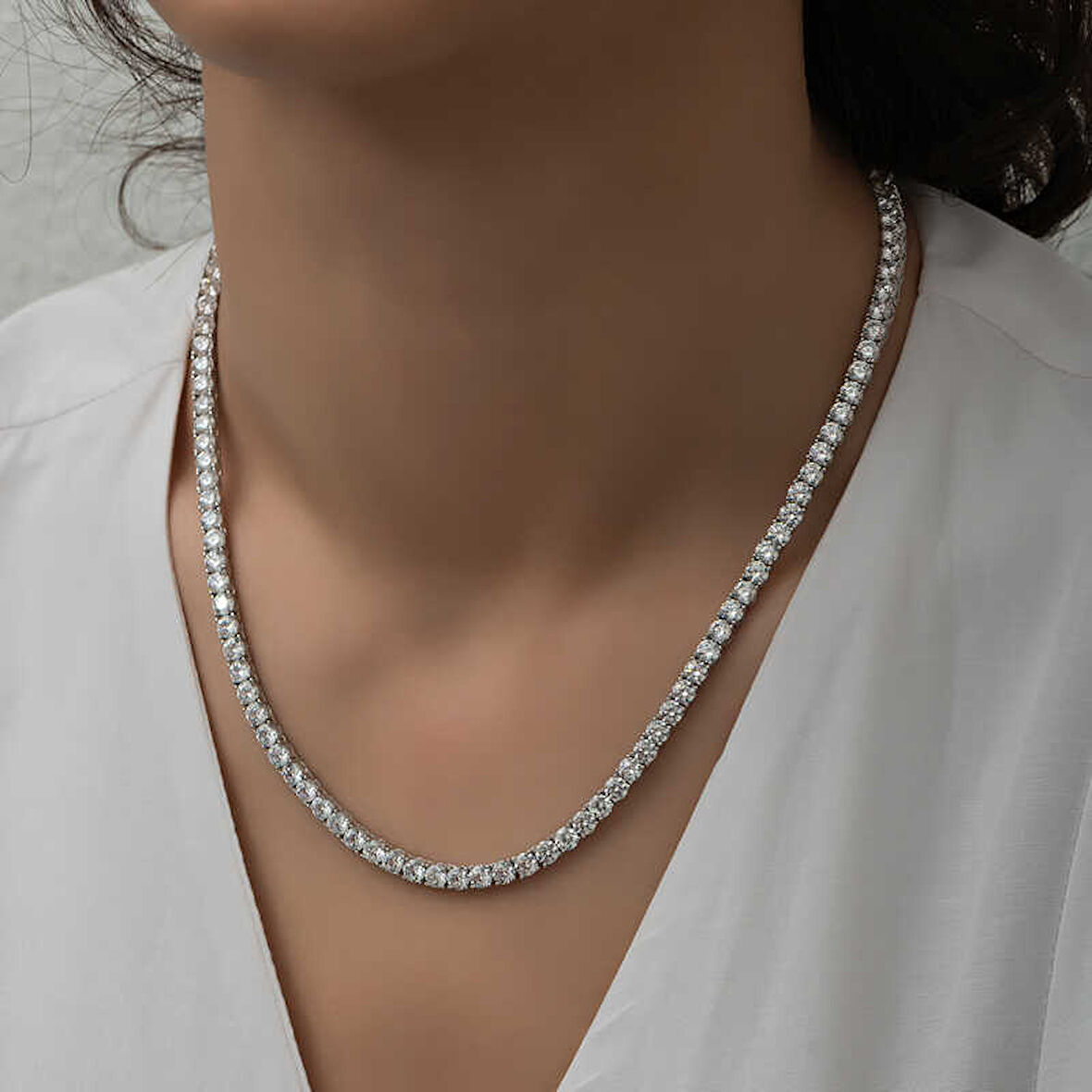 Özel Kutu ve Gümüş Bezi İle Gümüş 3 mm Beyaz Taşlı Su Yolu Kadın Kolye