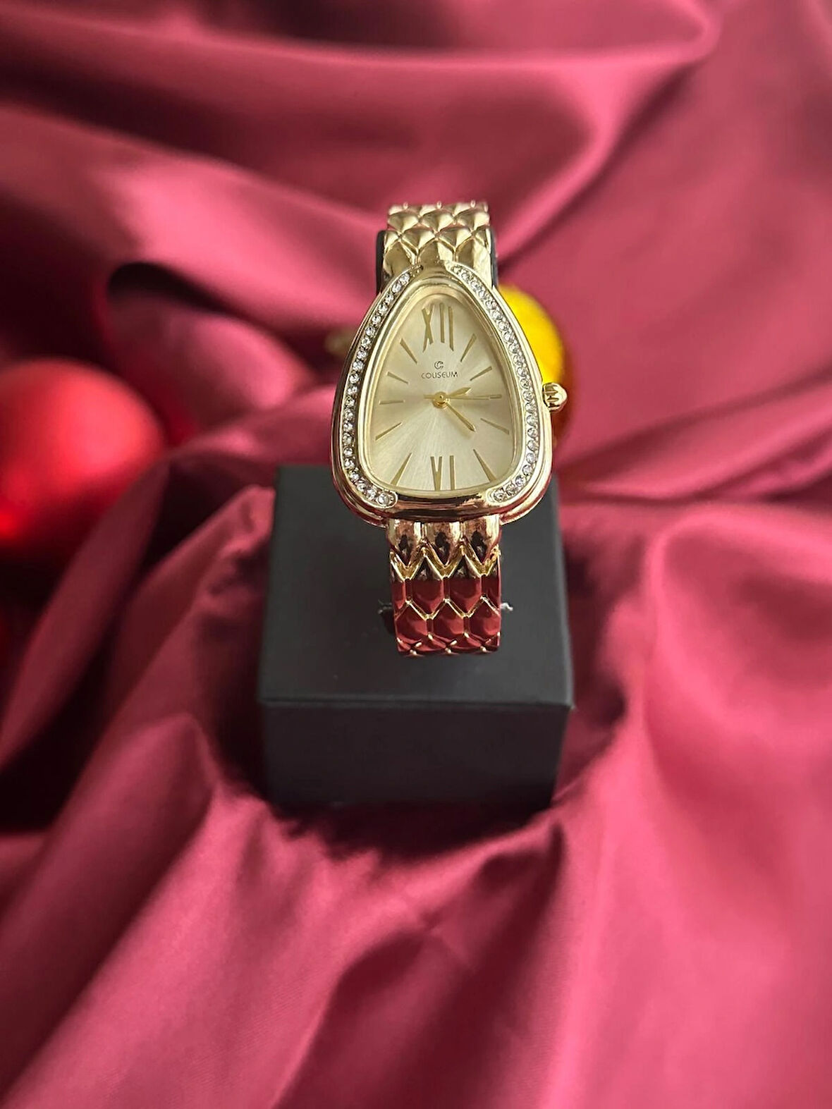 Üçgen Gold Tasarım Taşlı Kadın Kol Saati