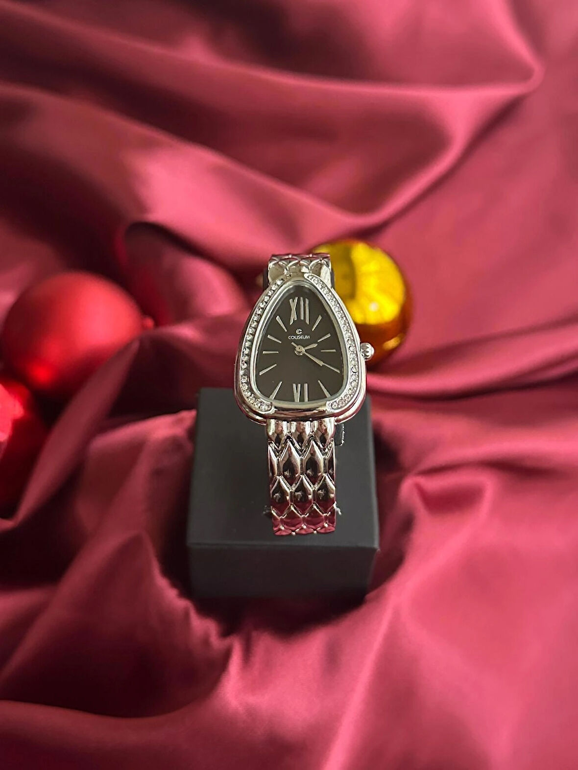 Üçgen Gümüş İçi Siyah Tasarım Taşlı Kadın Kol Saati