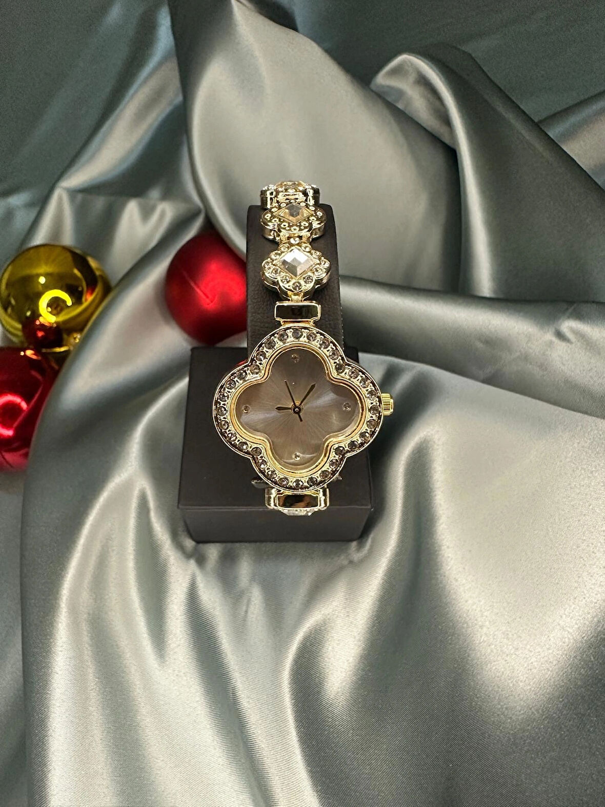 Yonca Desenli Taşlı Gold Renk Şık Kadın Kol Saati