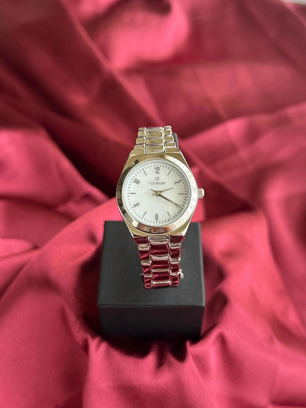 Yuvarlak Gümüş Renk İçi Beyaz Şık Kadın Kol Saati