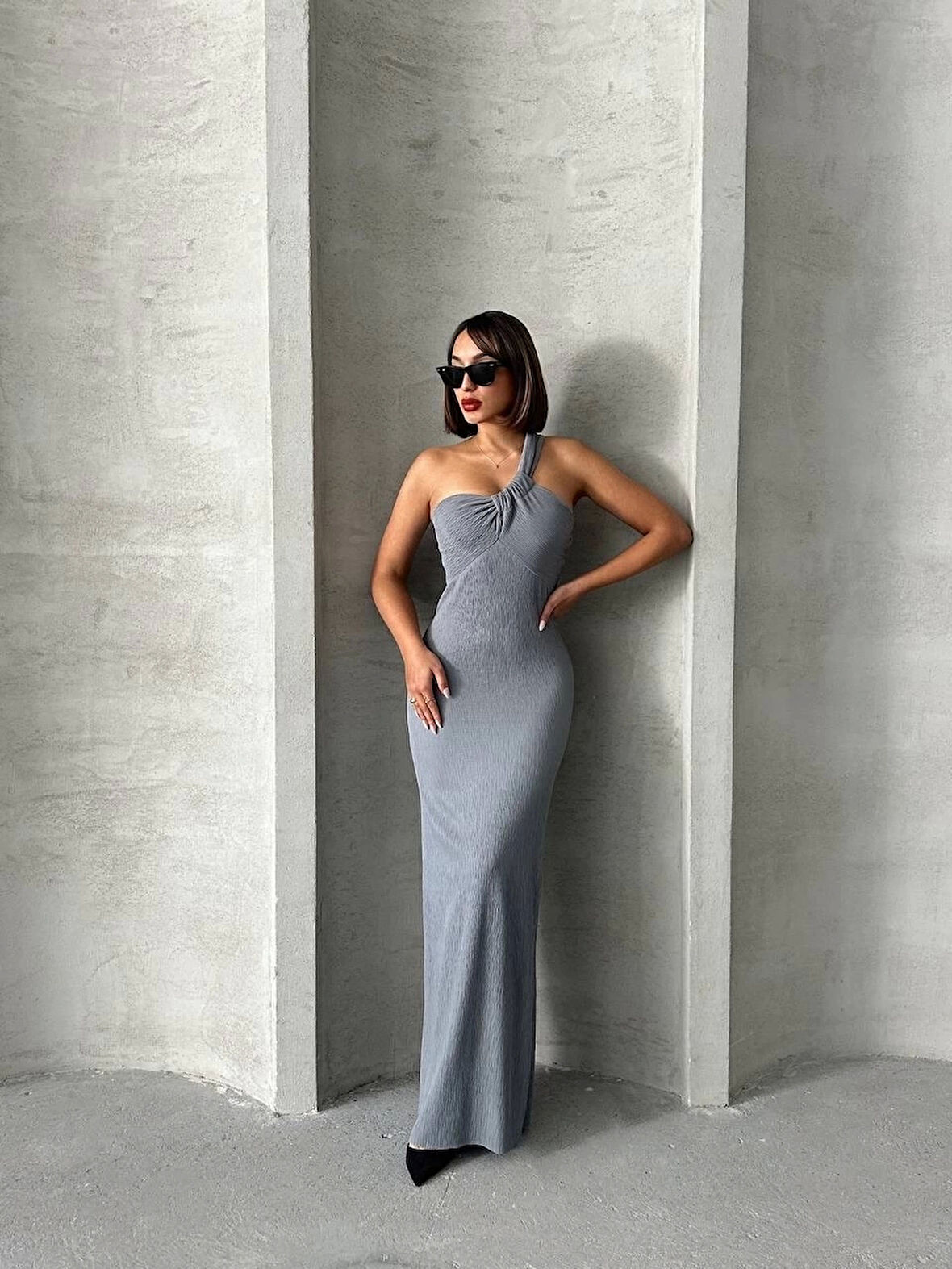 Tek omuz pliseli elbise