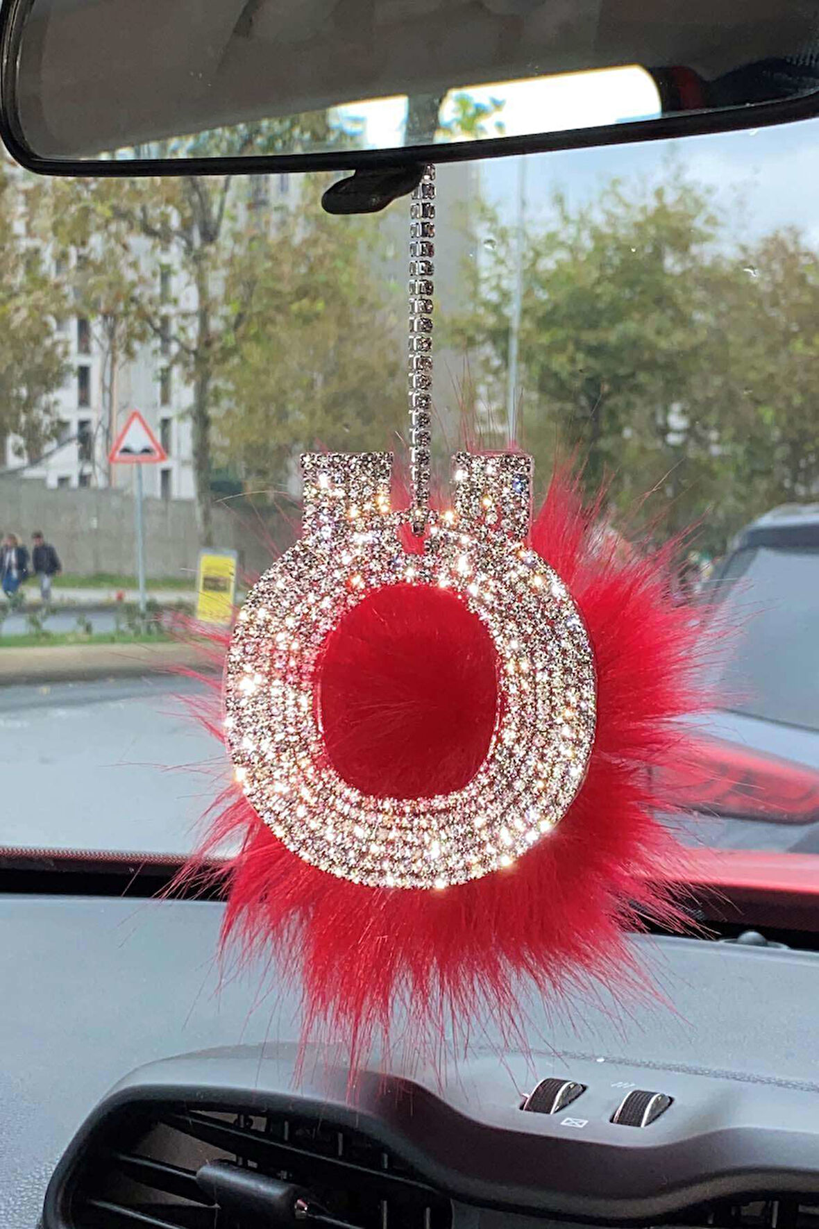 Swarovski Gümüş Taşlı Dikiz Ayna Kolye Süsü Kırmızı Tüylü Ö Harfi