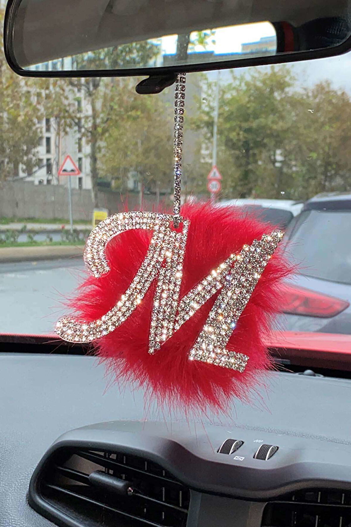 Swarovski Gümüş Taşlı Dikiz Ayna Kolye Süsü Kırmızı Tüylü M Harfi