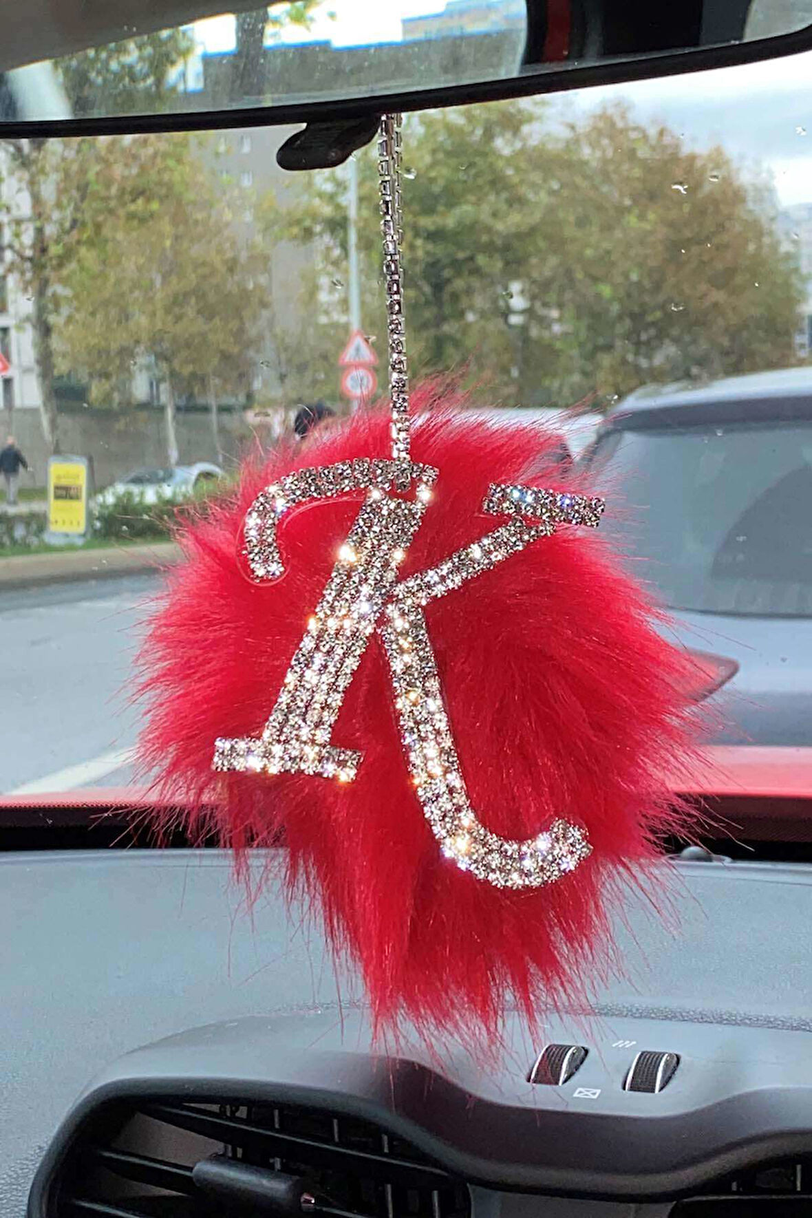 Swarovski Gümüş Taşlı Dikiz Ayna Kolye Süsü Kırmızı Tüylü K Harfi