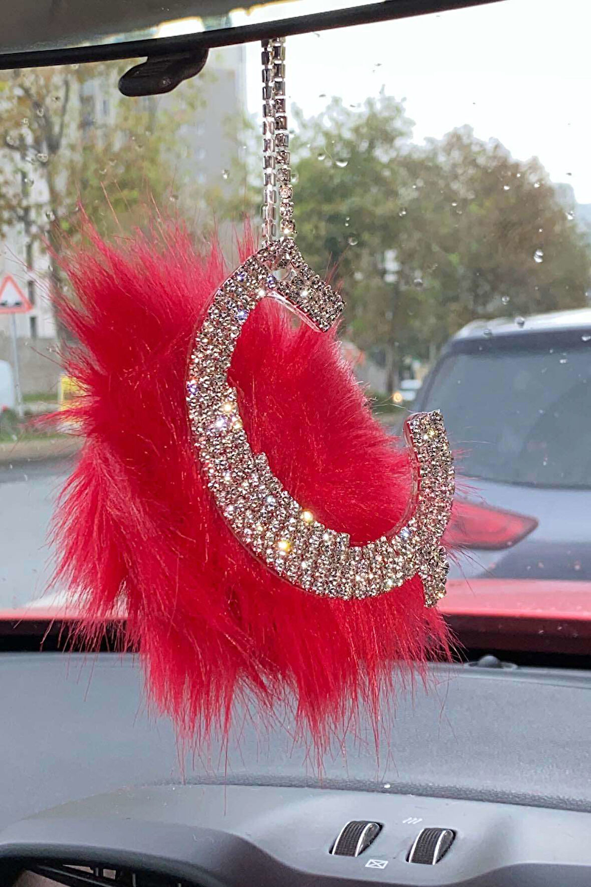 Swarovski Gümüş Taşlı Dikiz Ayna Kolye Süsü Kırmızı Tüylü Ç Harfi