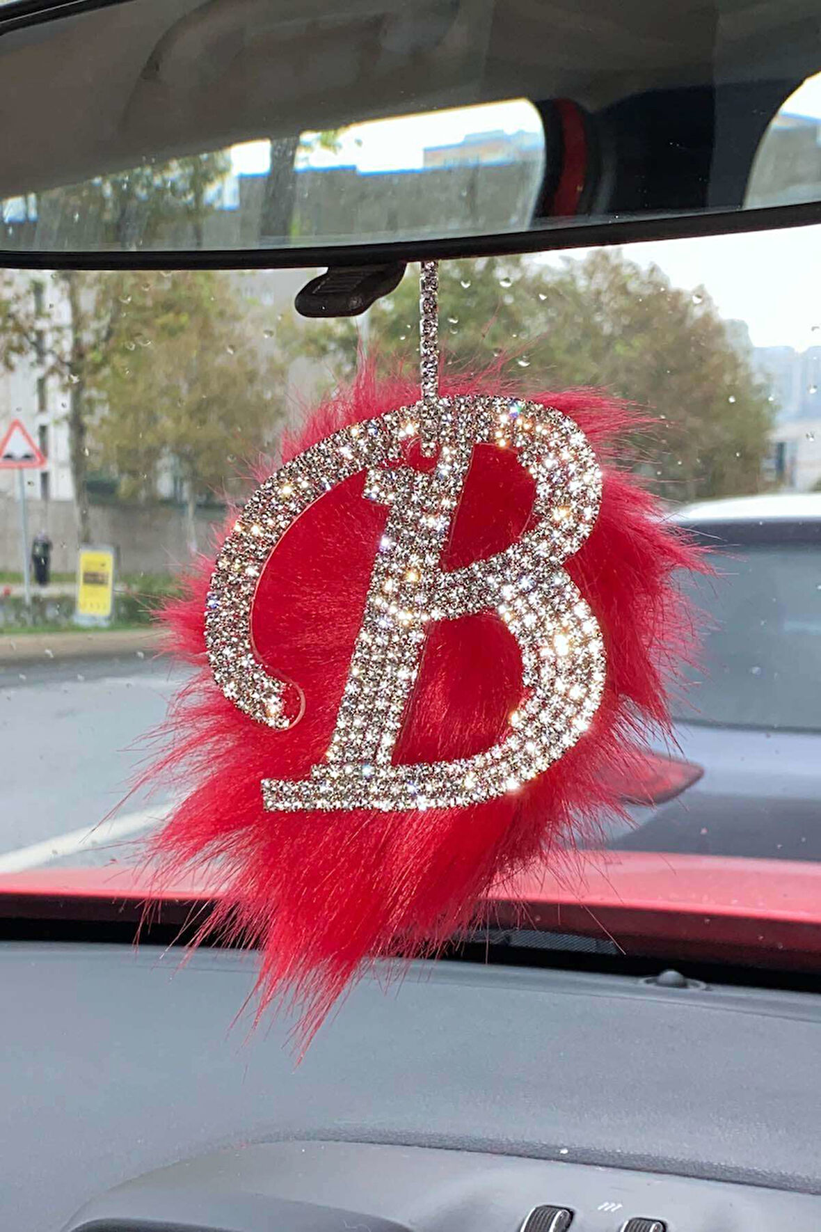 Swarovski Gümüş Taşlı Dikiz Ayna Kolye Süsü Kırmızı Tüylü B Harfi