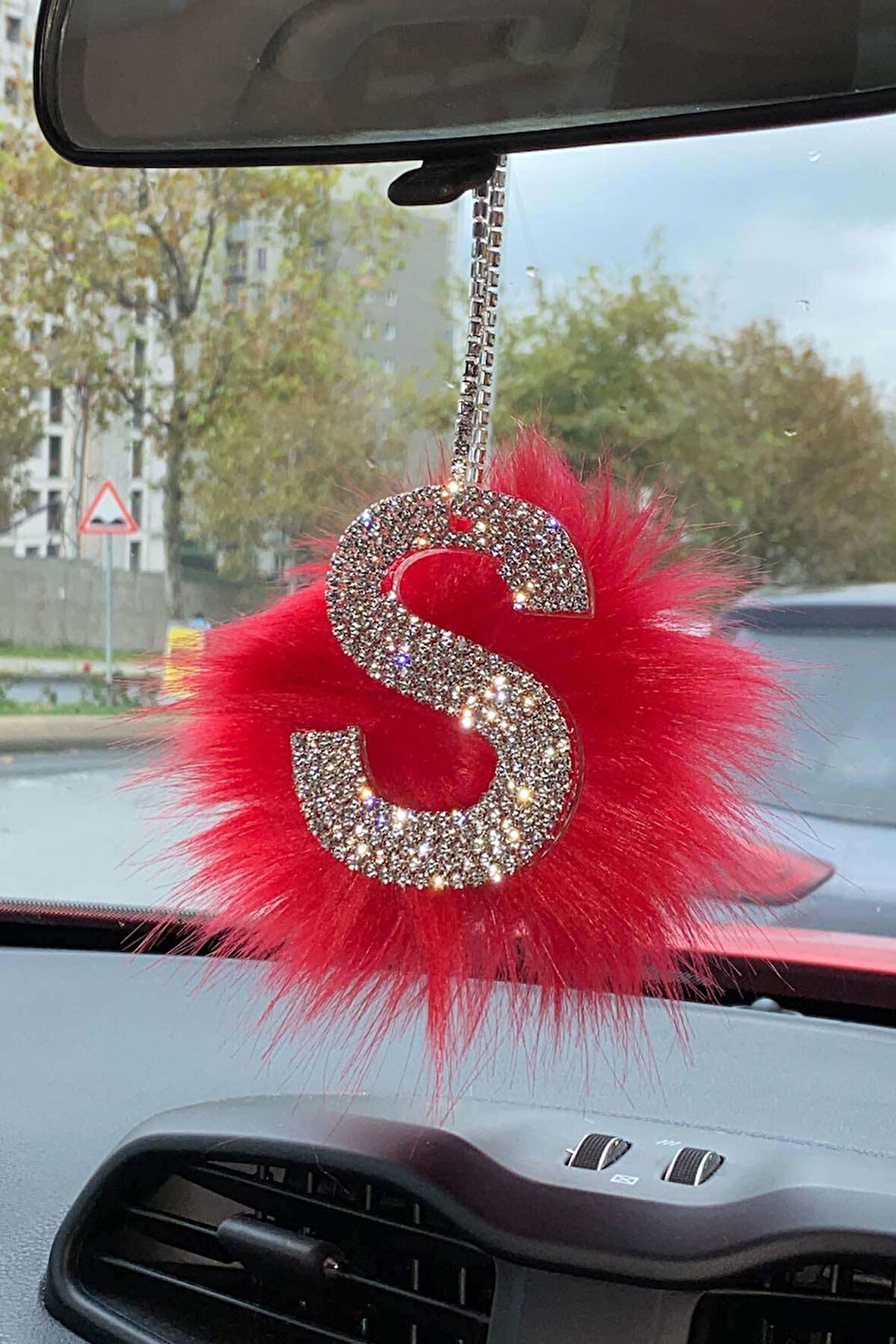 Swarovski Gümüş Taşlı Dikiz Ayna Kolye Süsü Kırmızı Tüylü S Harfi