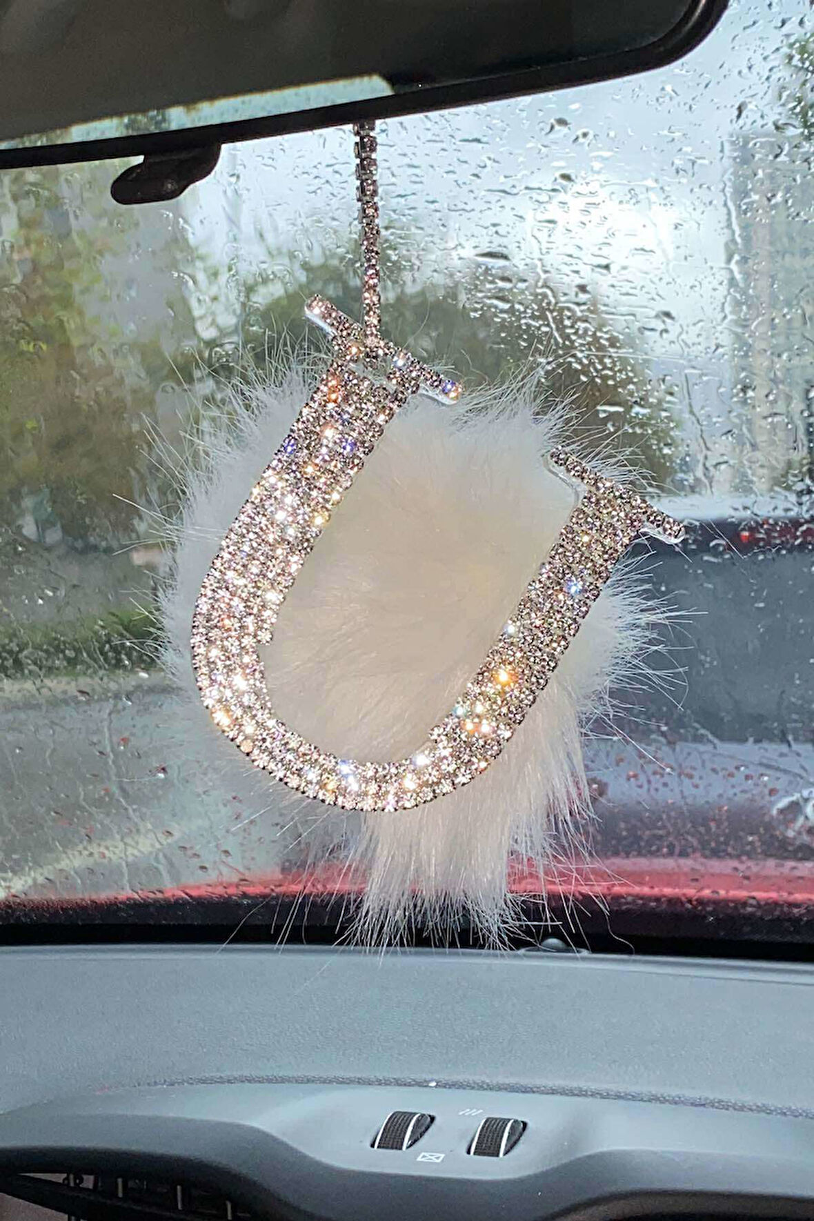 Swarovski Gümüş Taşlı Dikiz Ayna Kolye Süsü Beyaz Tüylü U Harfi