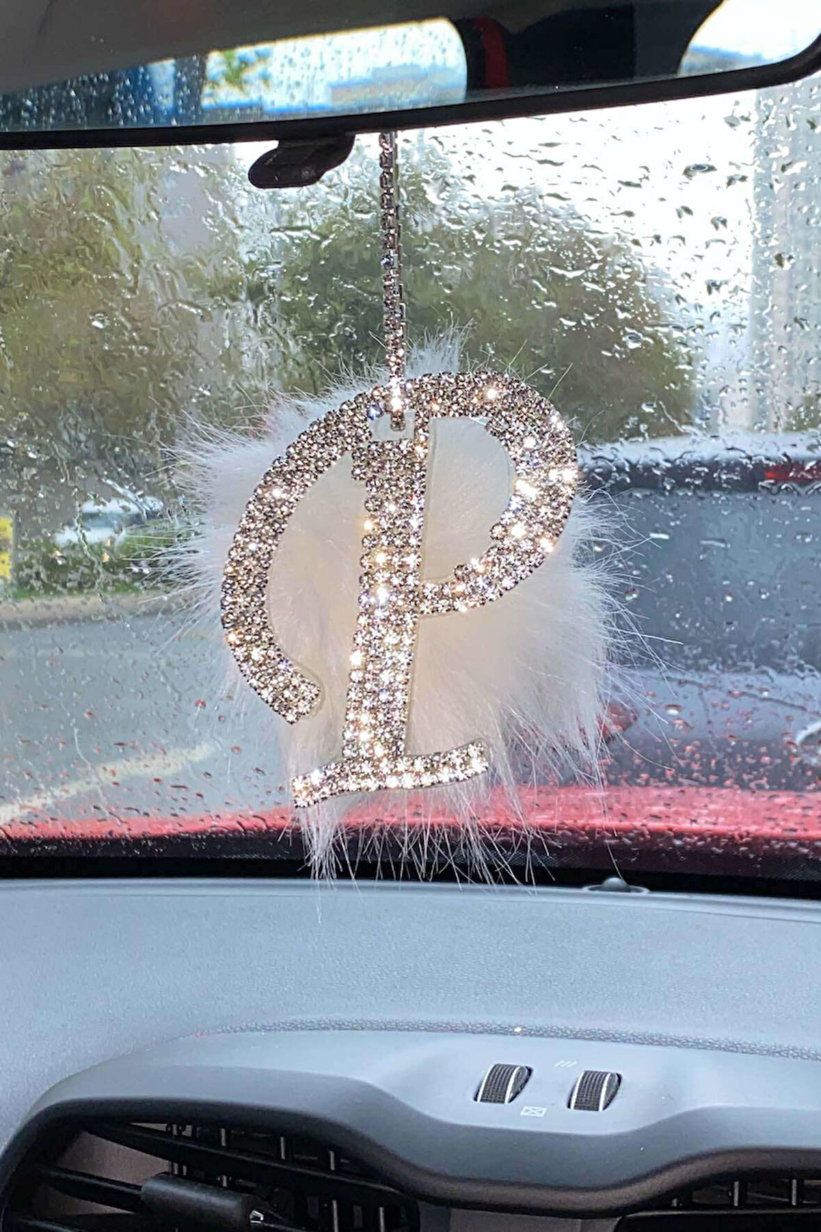 Swarovski Gümüş Taşlı Dikiz Ayna Kolye Süsü Beyaz Tüylü P Harfi