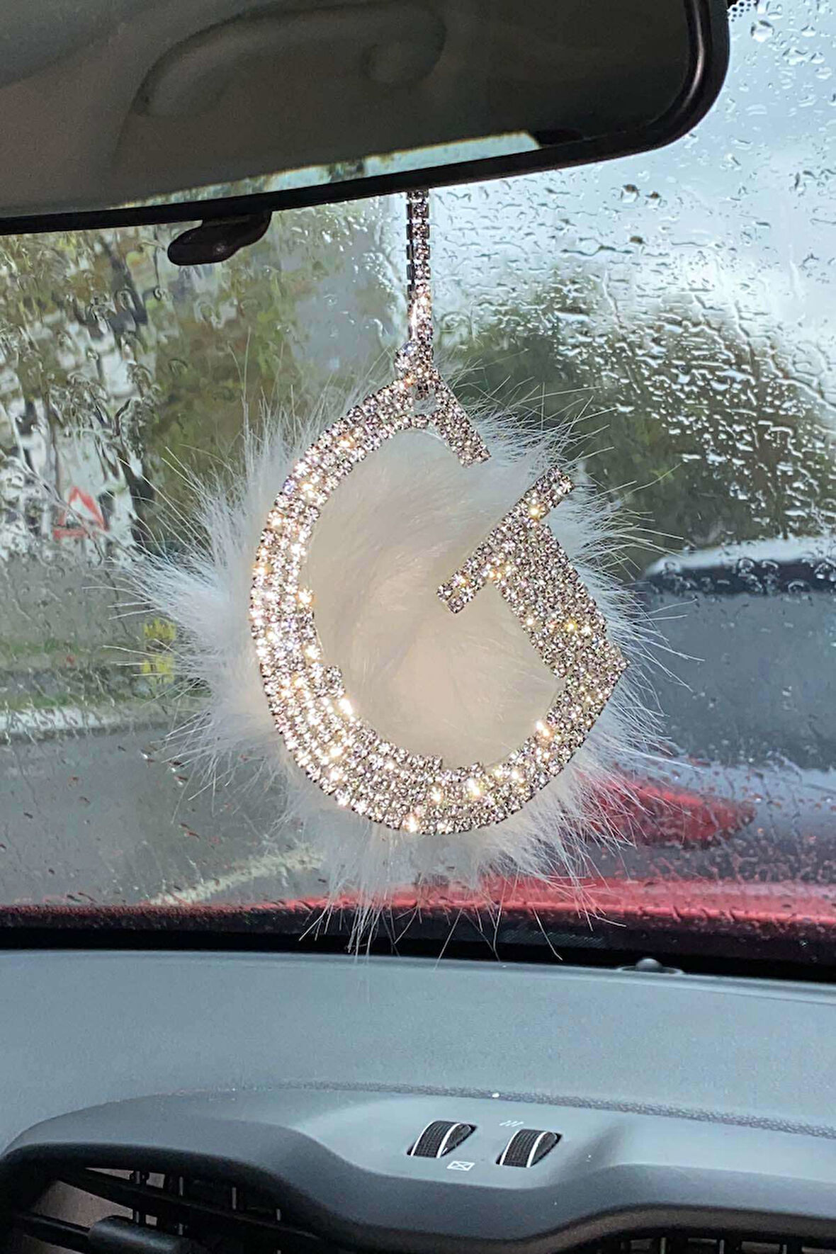 Swarovski Gümüş Taşlı Dikiz Ayna Kolye Süsü Beyaz Tüylü G Harfi