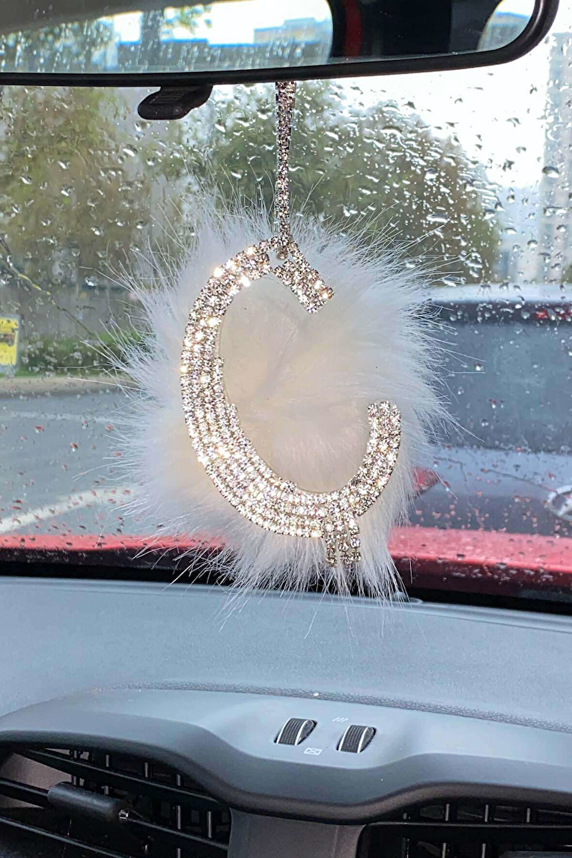 Swarovski Gümüş Taşlı Dikiz Ayna Kolye Süsü Beyaz Tüylü Ç Harfi