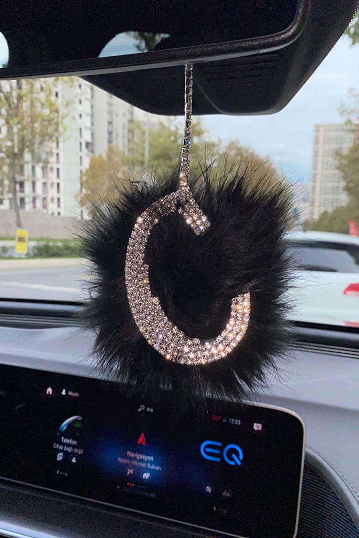 Swarovski Gümüş Taşlı Dikiz Ayna Kolye Süsü Siyah Tüylü C Harfi