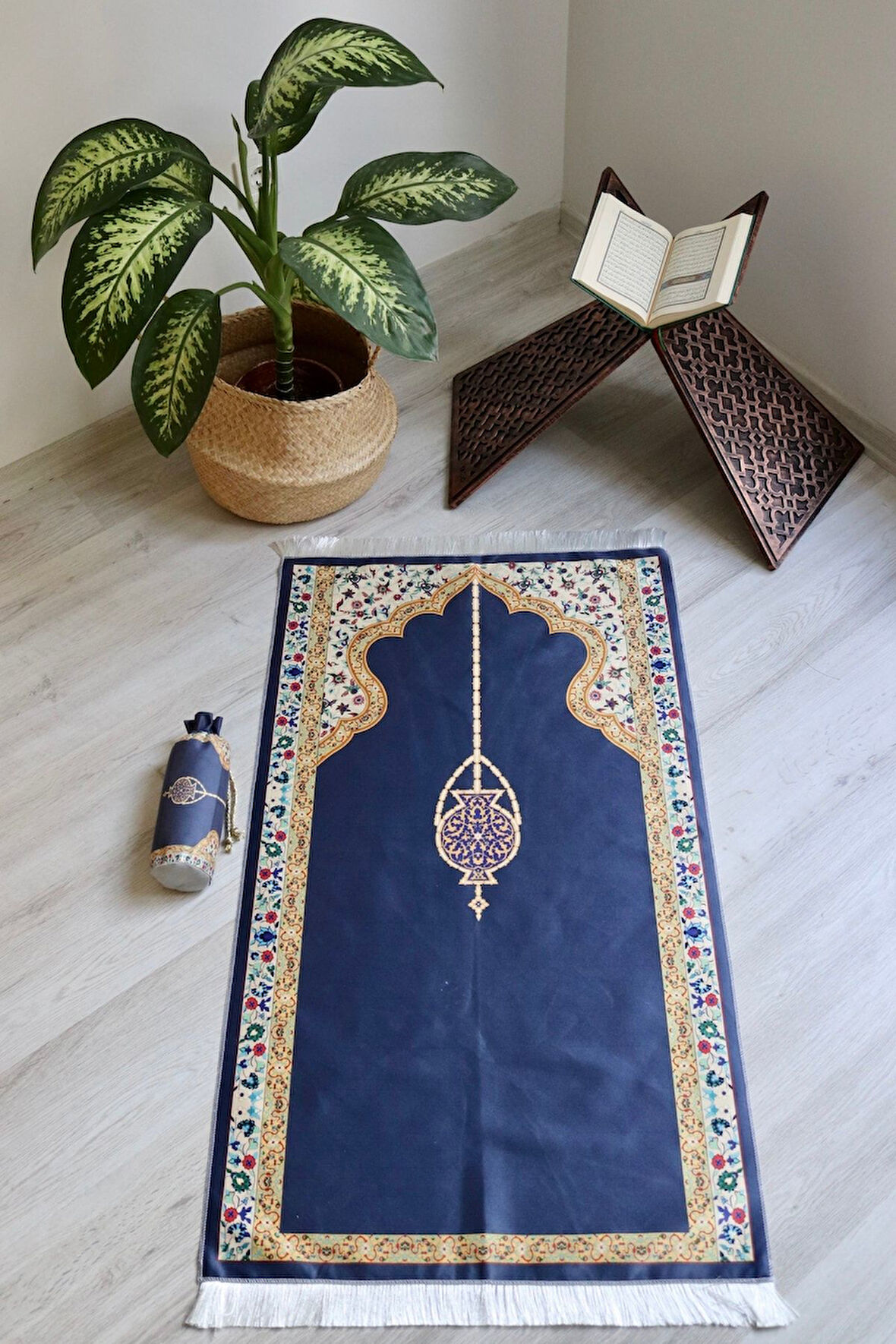 Pratik Ve Taşınabilir Ipek Dokulu Keseli Seccade Mihrap Desenli S10017