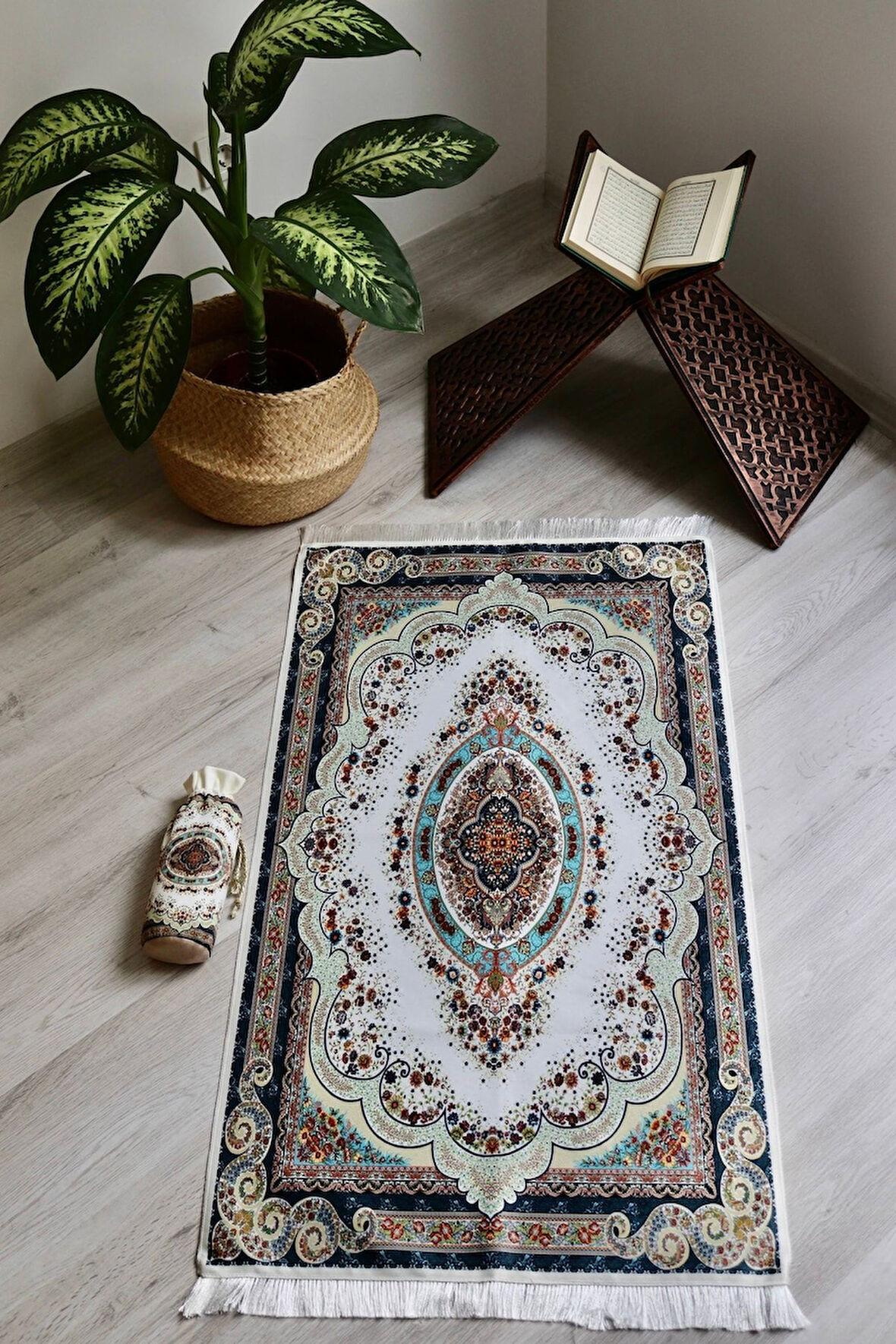 Pratik Ve Taşınabilir Ipek Dokulu Keseli Seccade Halı Desen S100112