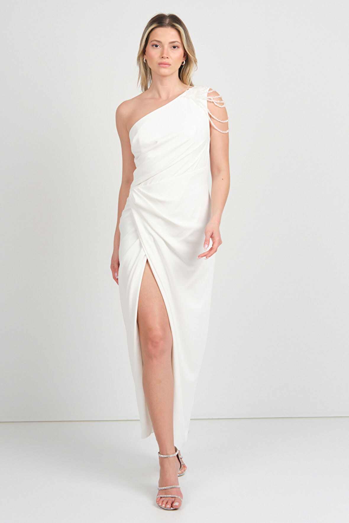 Doridorca Kadın Tek Omuz ve Omzu Taş Detaylı Uzun Abiye Elbise 6053 Beyaz